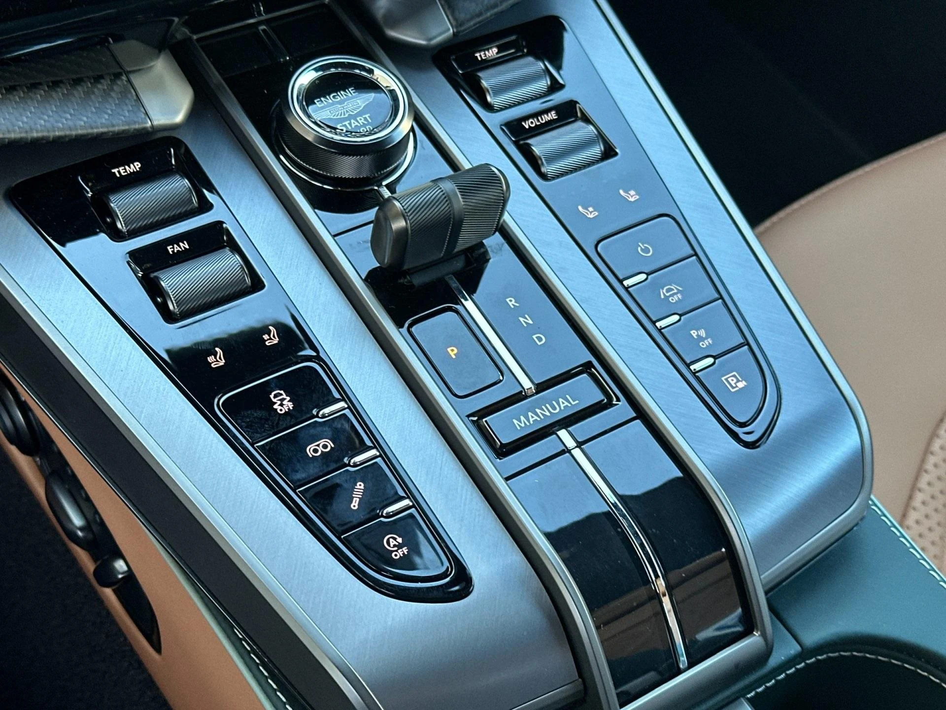 mph021_1858197624_New_2025_Aston_Martin_Vanquish_Coupe_1758724532_4ff1f9b002