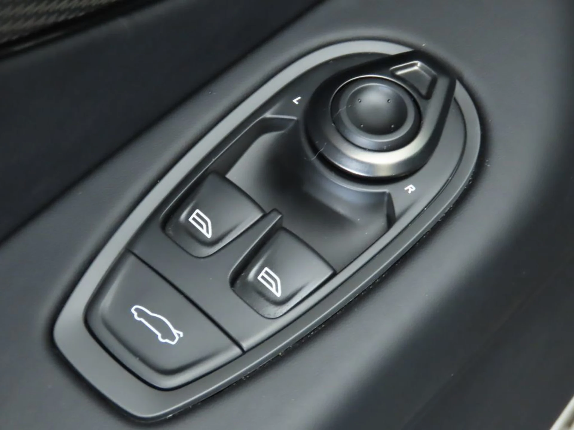 mph021_1873889448_used_2025_aston_martin_vantage_coupe_8119_22951526_22_1024_5a920a4f05