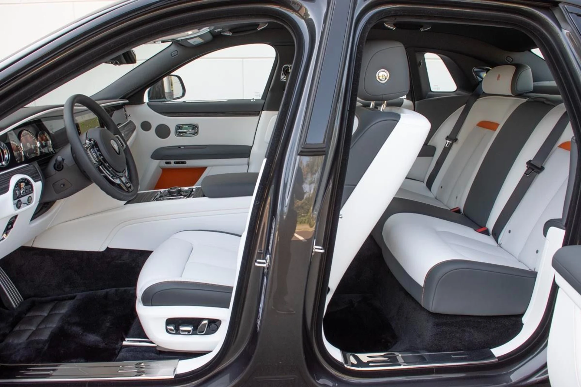 mph021_1951448340_Used_2024_Rolls_Royce_Ghost_1733915394_e5f6ebf9b5