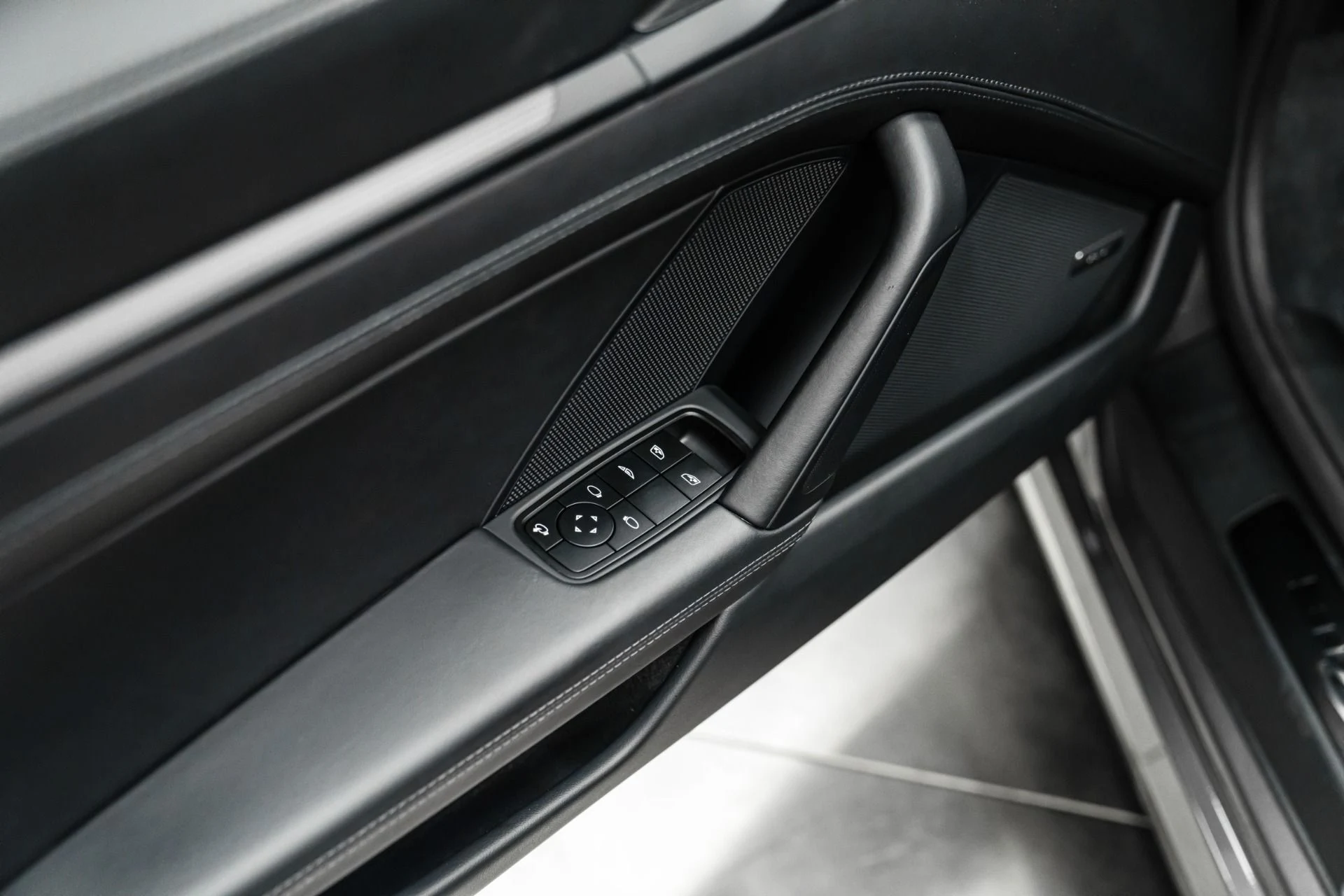 mph021_1952841589_Used_2023_Porsche_911_Carrera_GTS_Cabriolet_1762199803_782d98878e