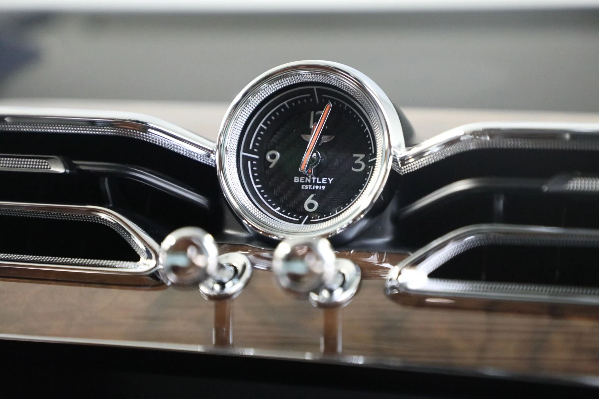 mph021_1966551457_New_2025_Bentley_Bentayga_Azure_V8_1762363214_cb2e4dc18d