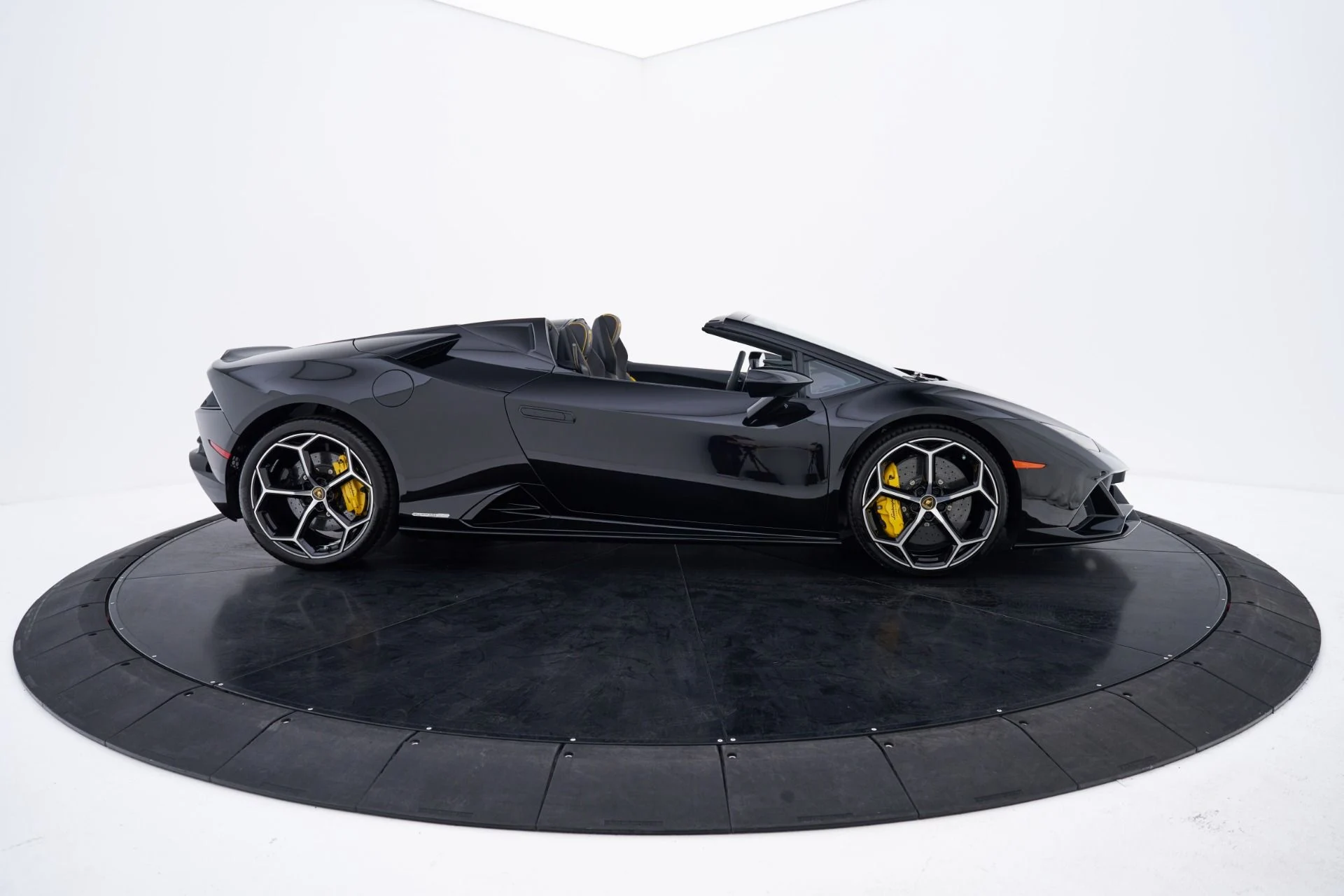 mph021_1977940576_Used_2024_Lamborghini_Huracan_1793135552_beb6a29c53