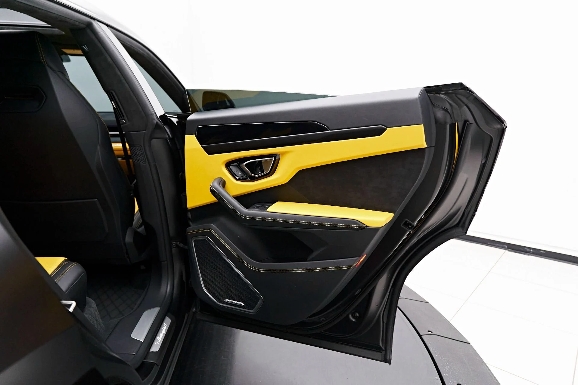 mph021_1992697312_Used_2022_Lamborghini_Urus_1714440387_768ae11dc2