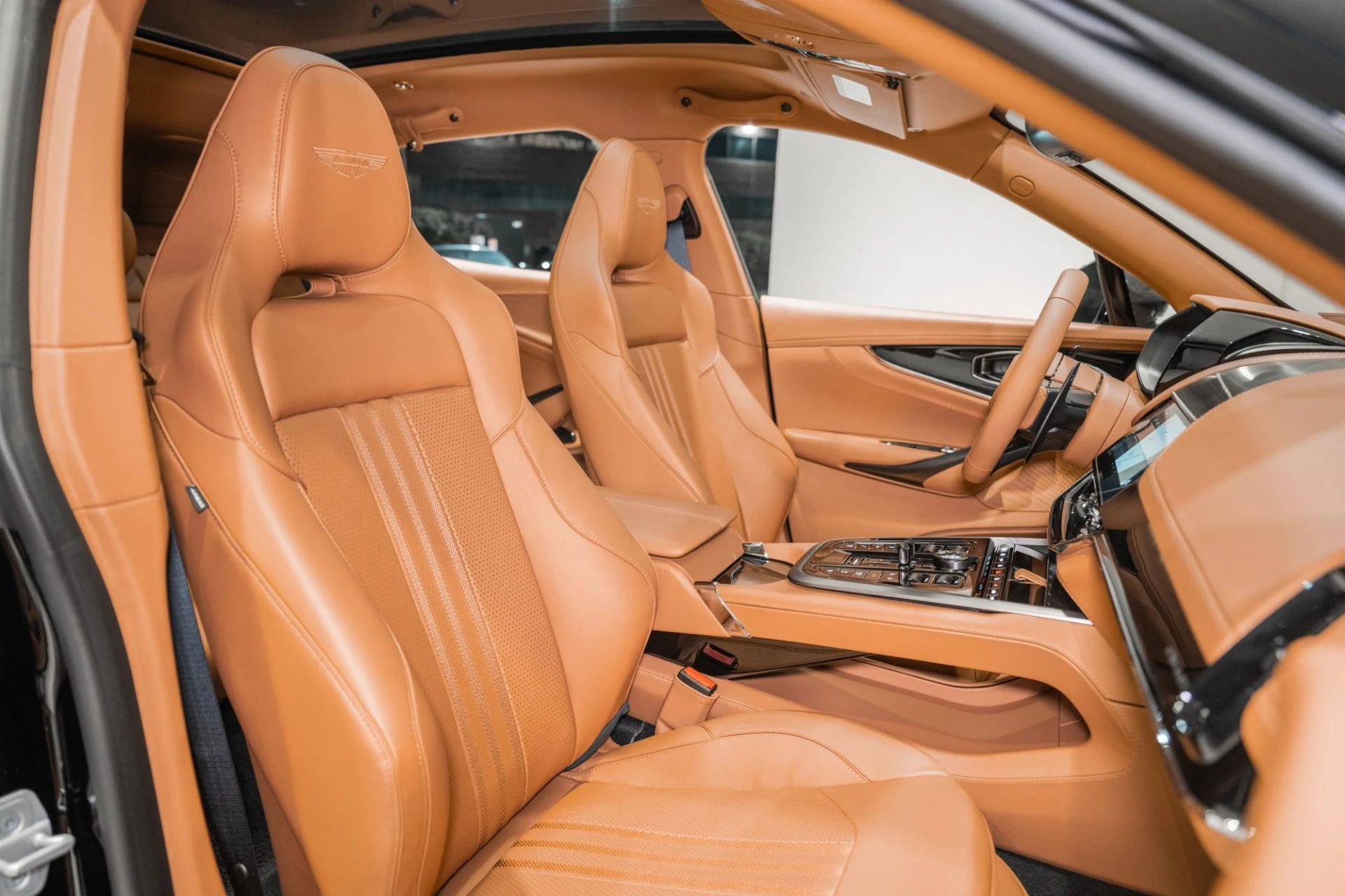 mph021_2007025742_New_2026_Aston_Martin_DBX_707_1765214112_1d70f28790