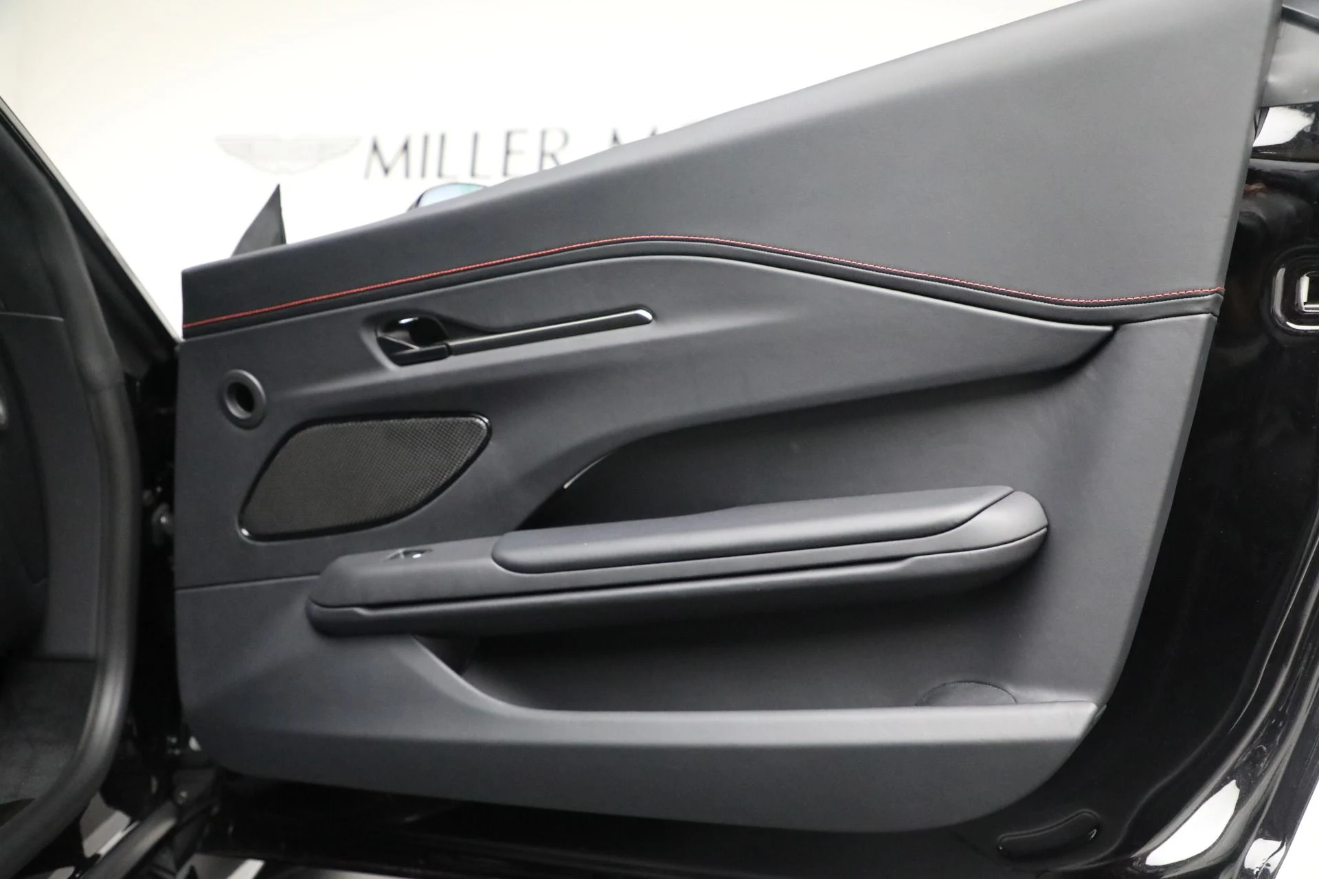 mph021_2014369053_New_2025_Aston_Martin_Vantage_9eebb95b50