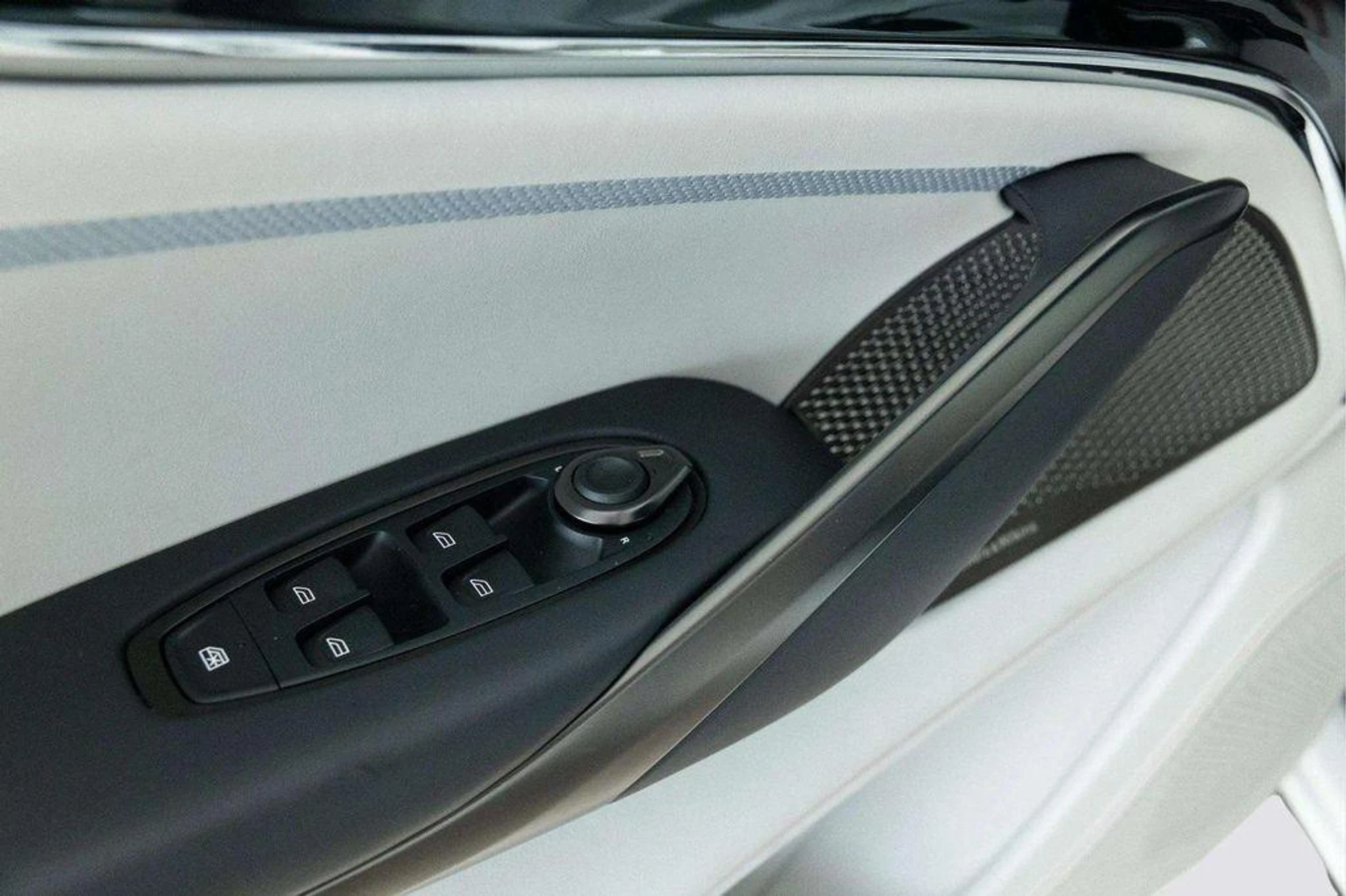 mph021_2030053377_hr_OX_6btl_Lp4_Ee6_Bw_TY_Tv_Nn0_E_Ow_86709234f6