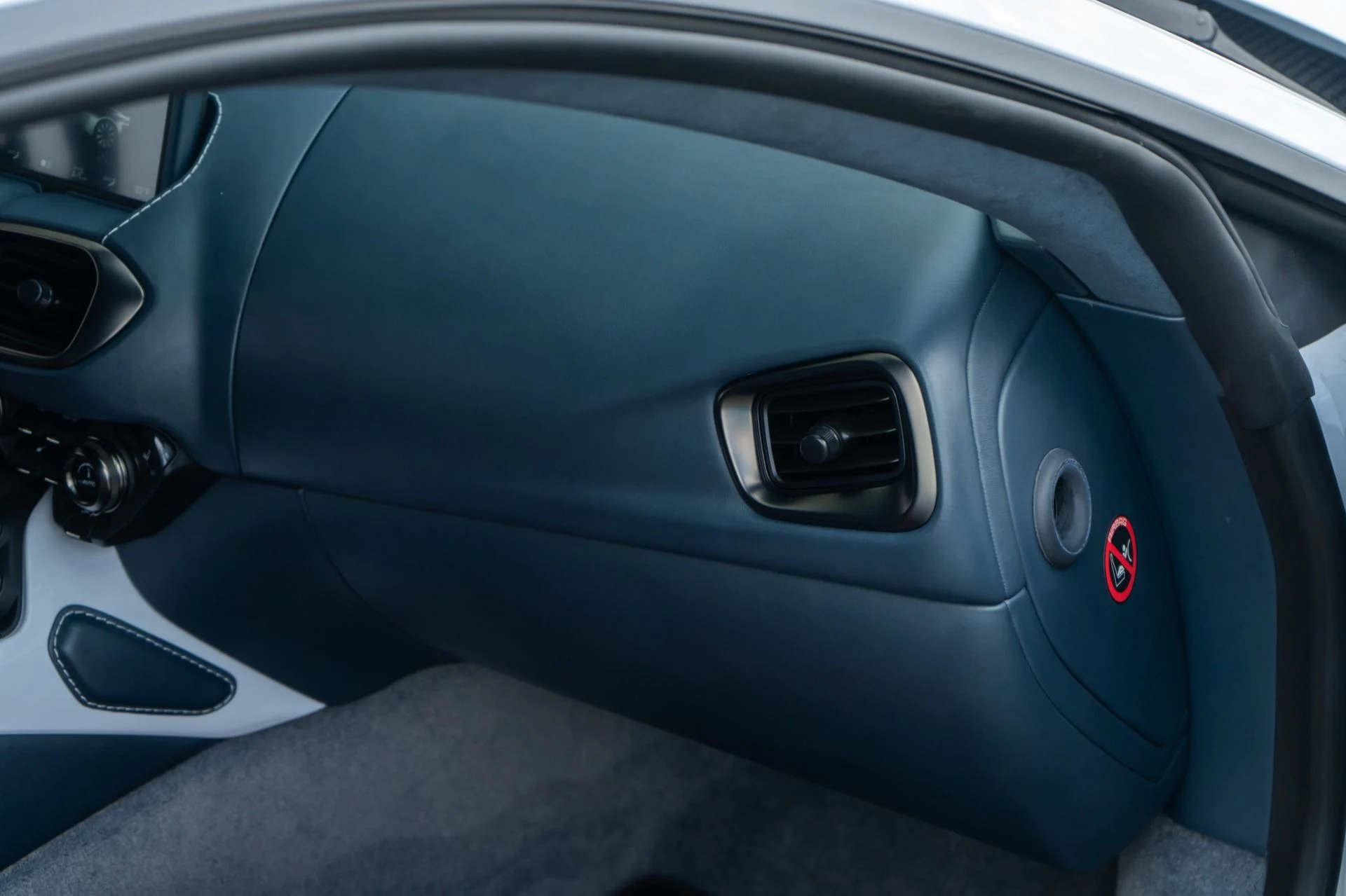 mph021_2083182059_Used_2019_Aston_Martin_Vantage_1777043829_494a2dbd5f