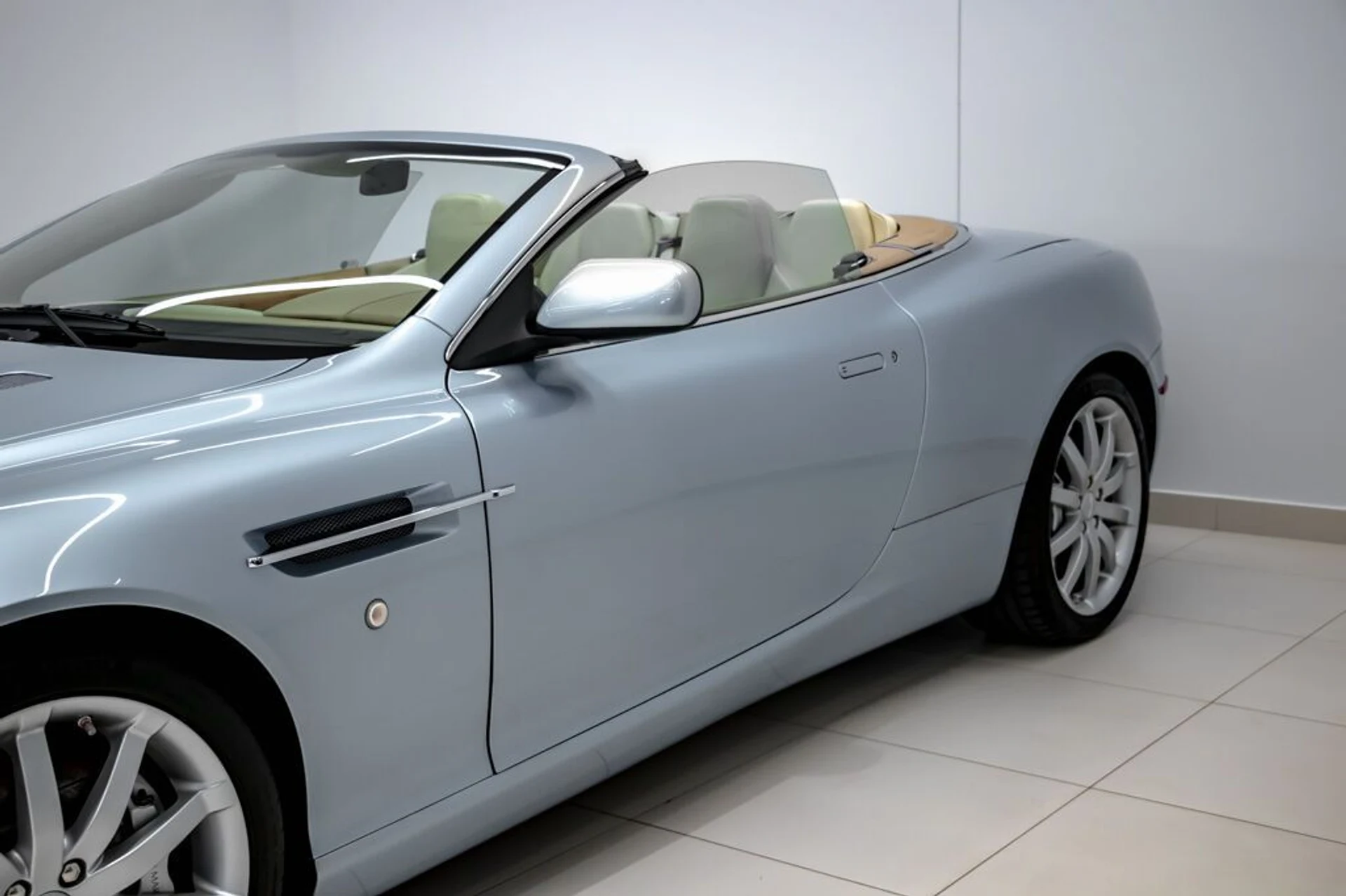 mph021_2087516436_aston_martin_db9_2005_jpg_v_1754355020_0c746bbf18