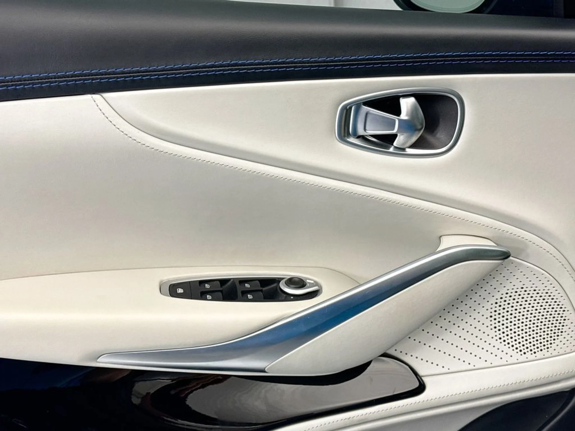 mph021_211407150_used_2022_aston_martin_dbx_awd_8119_23003942_22_1024_da41c846e5