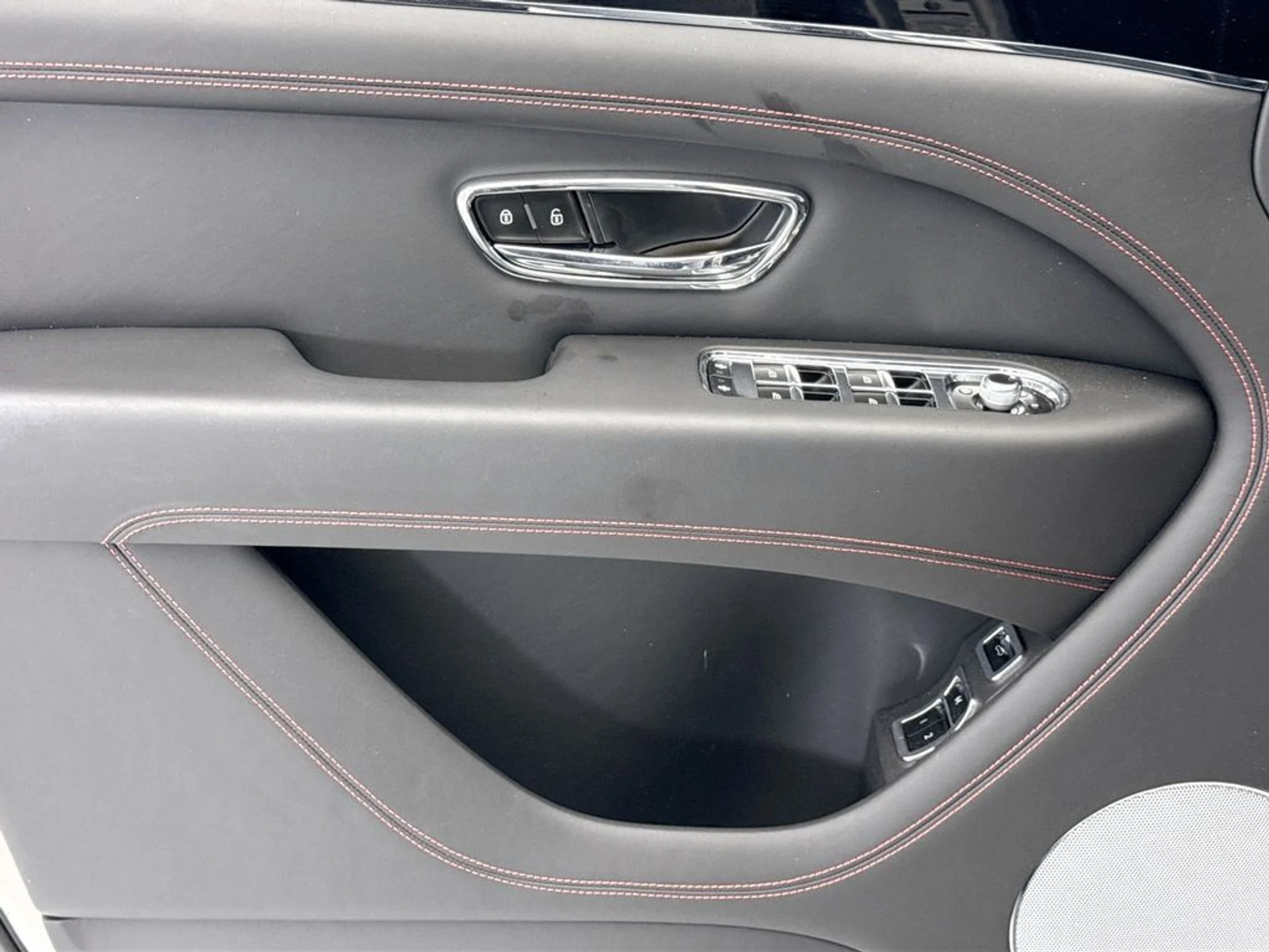 mph021_2127620834_used_2023_bentley_bentayga_sawd_8119_23037215_22_1024_4db0f5a44a