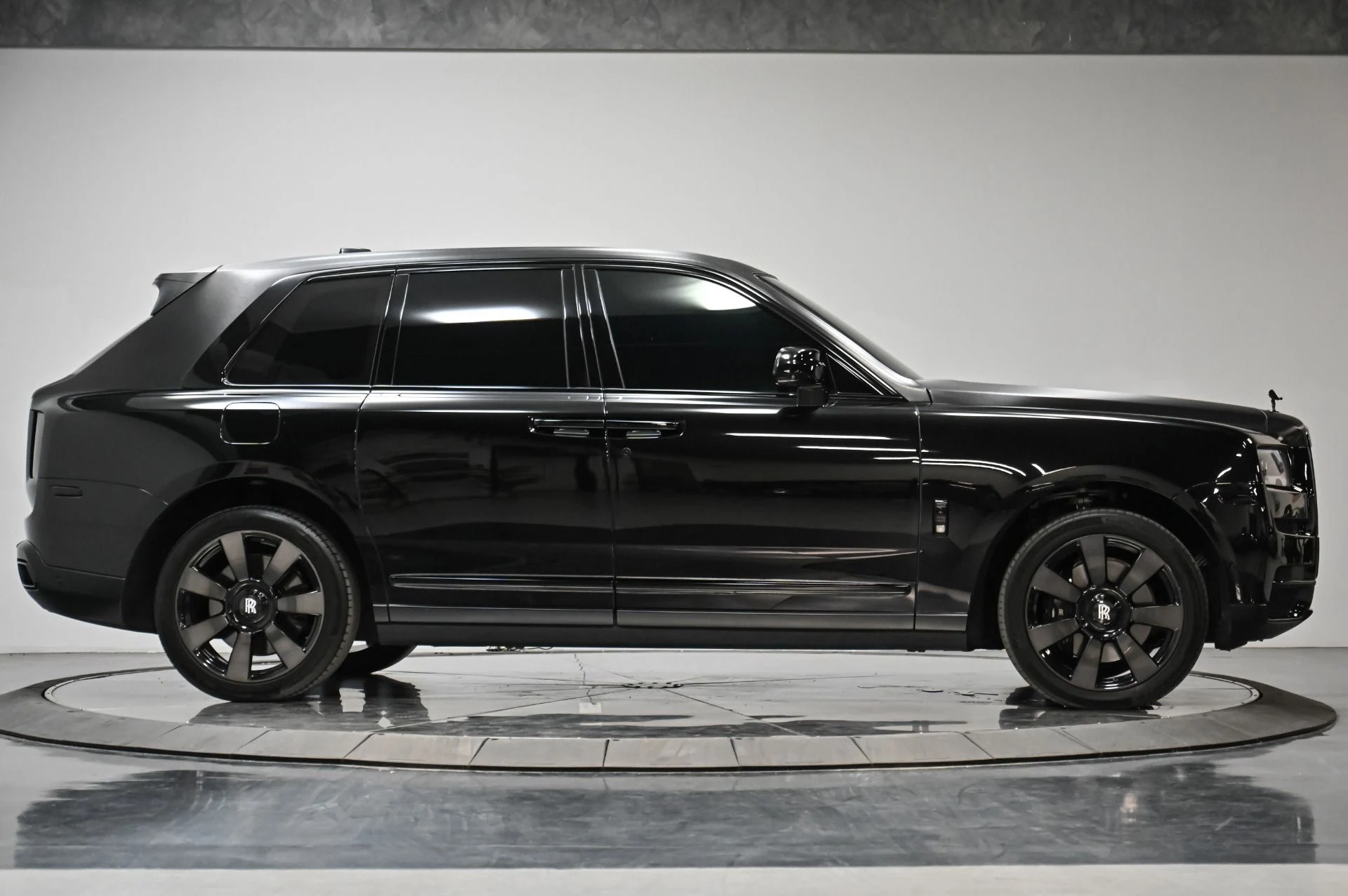 mph021_2135134824_Used_2019_Rolls_Royce_Cullinan_Base_1753916871_bd4dea9437