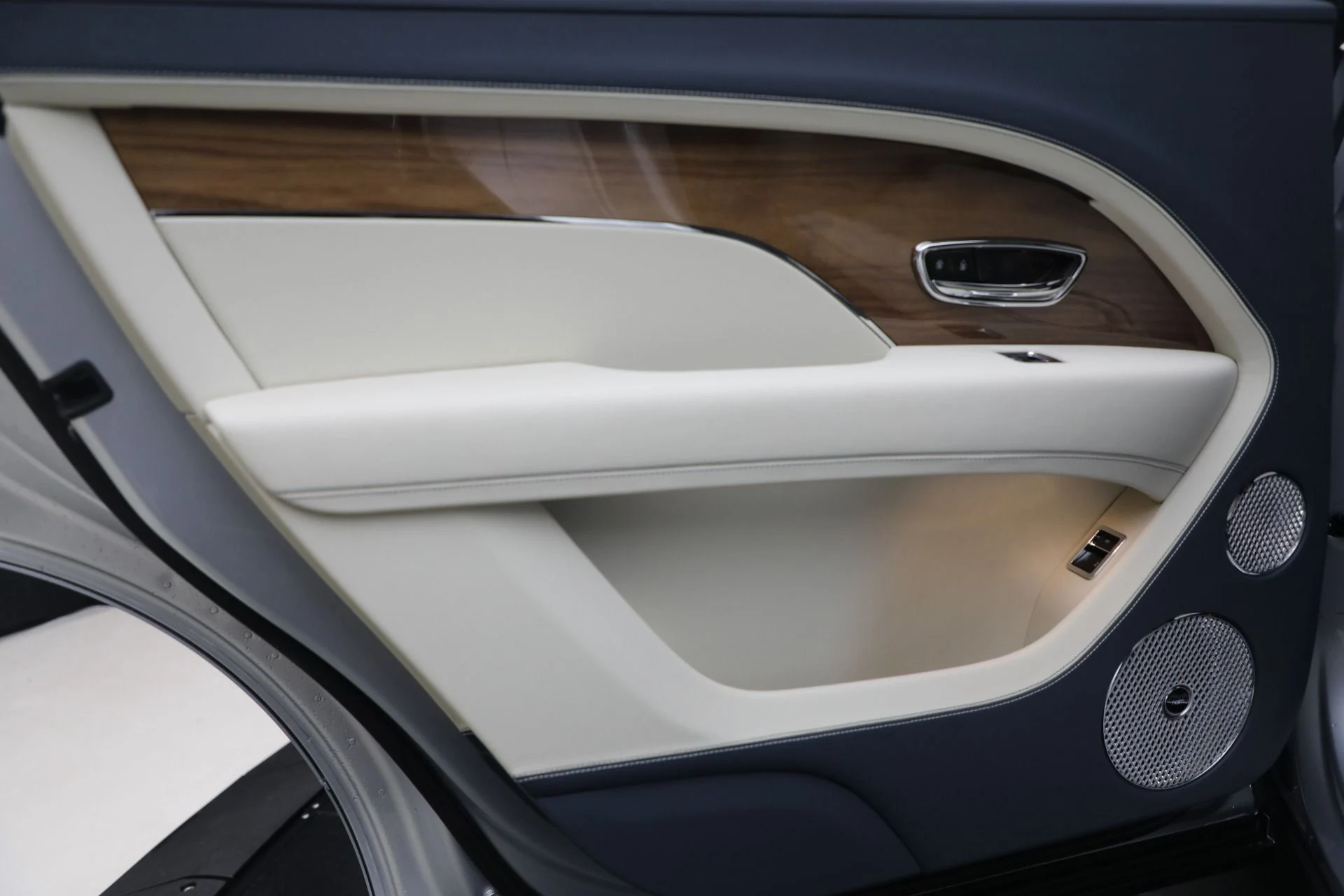 mph021_2136079889_New_2025_Bentley_Bentayga_EWB_V8_64979a2f10