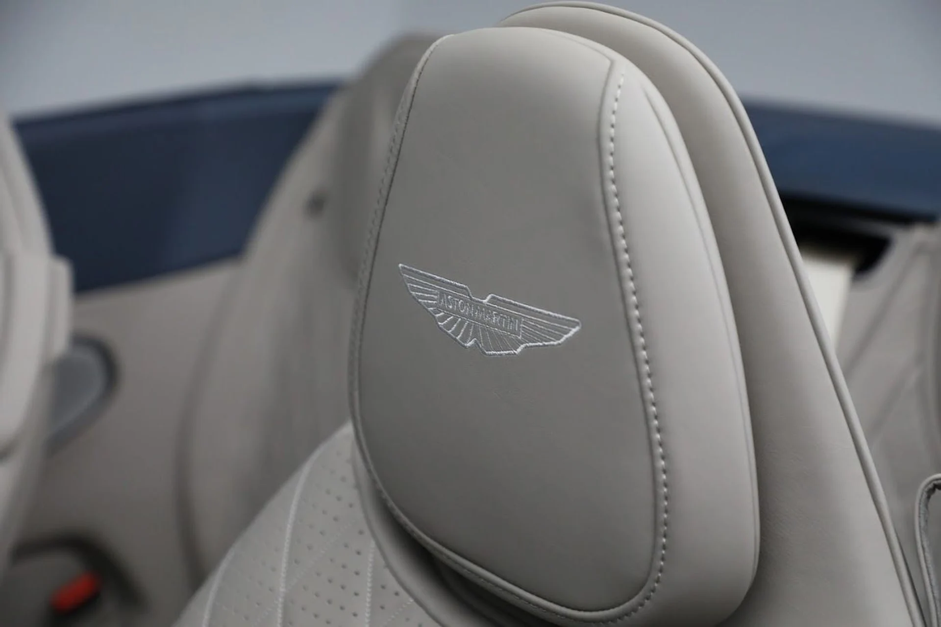 mph021_2147372575_Used_2024_Aston_Martin_DB_12_Volante_faea09c039