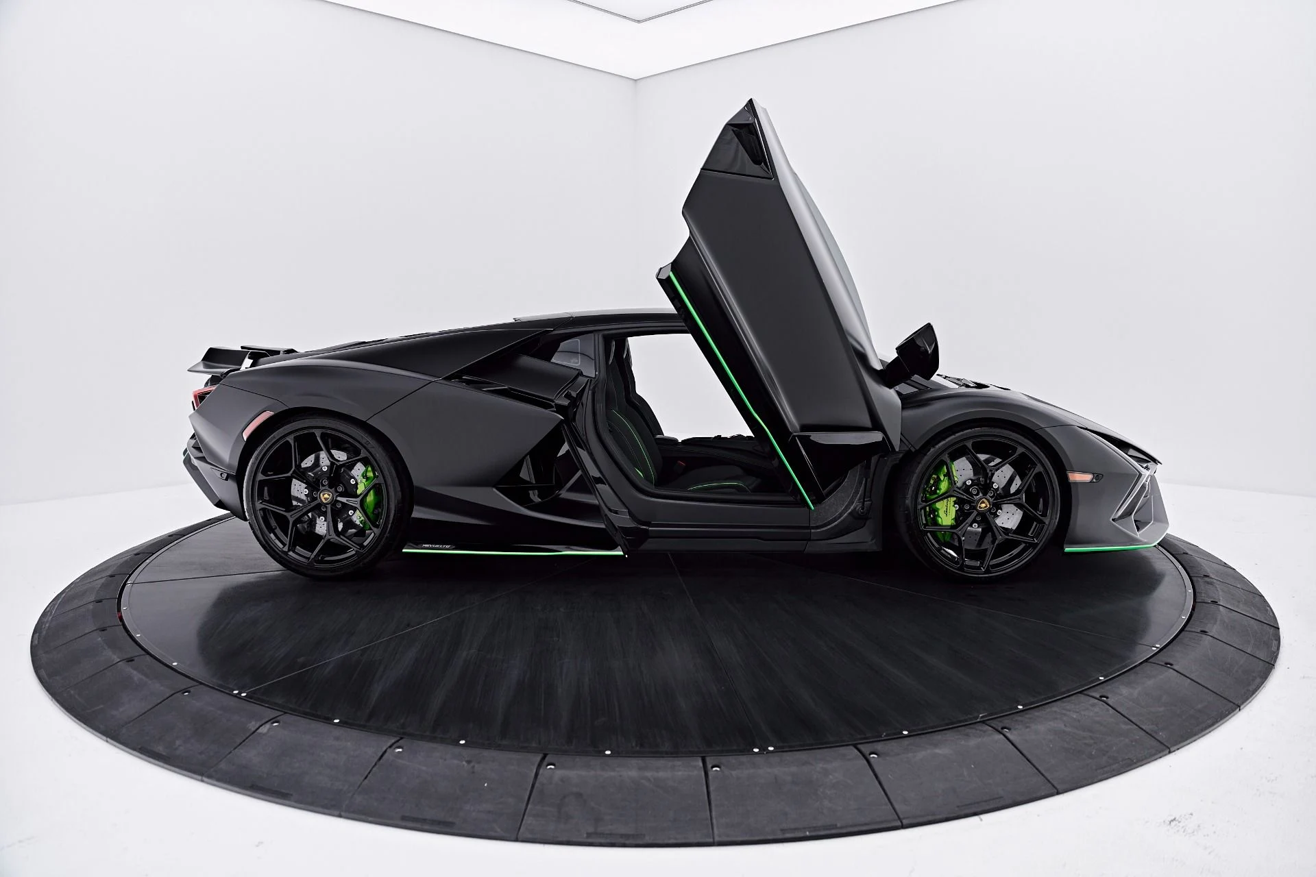 mph021_2157422589_Used_2024_Lamborghini_Revuelto_Base_1788040935_160279f56c