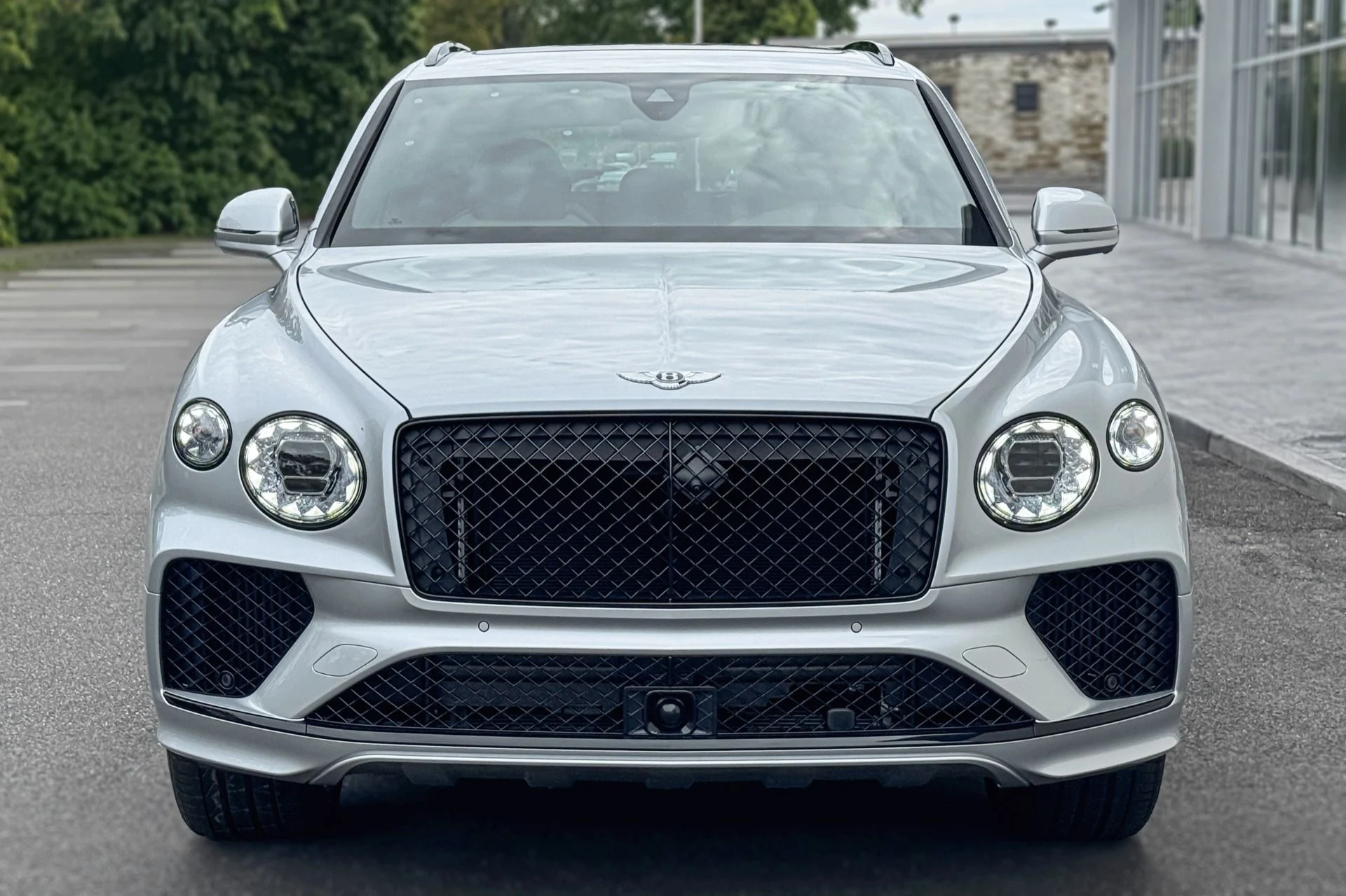 mph021_217558046_New_2025_Bentley_Bentayga_V8_1757940189_27c0340d92