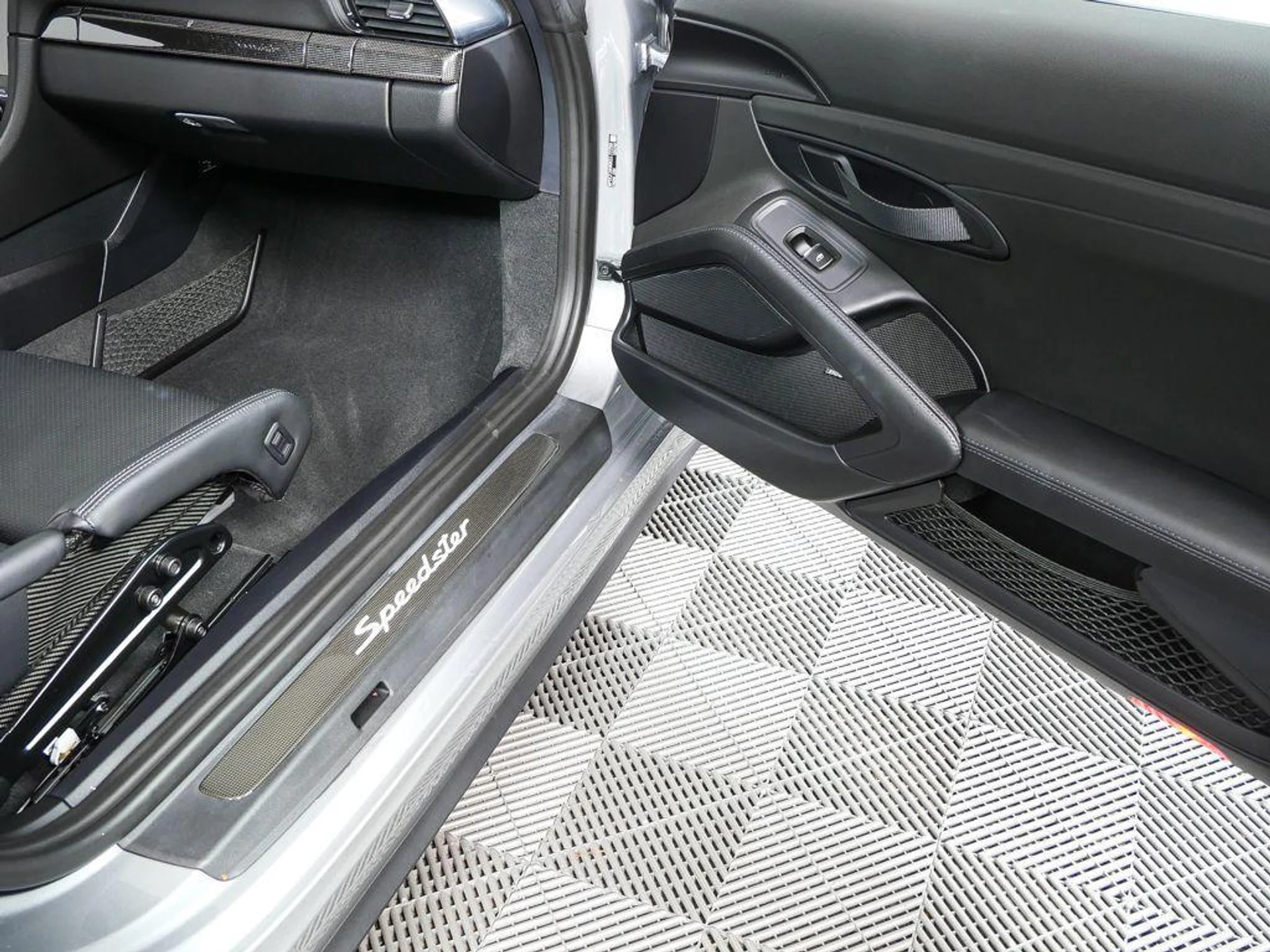 mph021_2176724944_OM_Xmt5_Y79zb_T_Mc_Kg_8_VFS_7b_FV_Is_043677e951