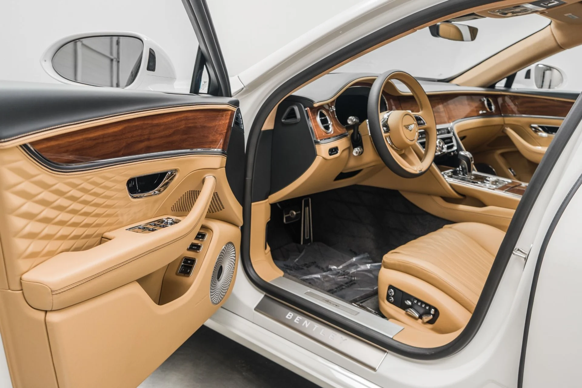 mph021_2180954568_Used_2026_Bentley_Flying_Spur_Azure_1772059089_e460088791