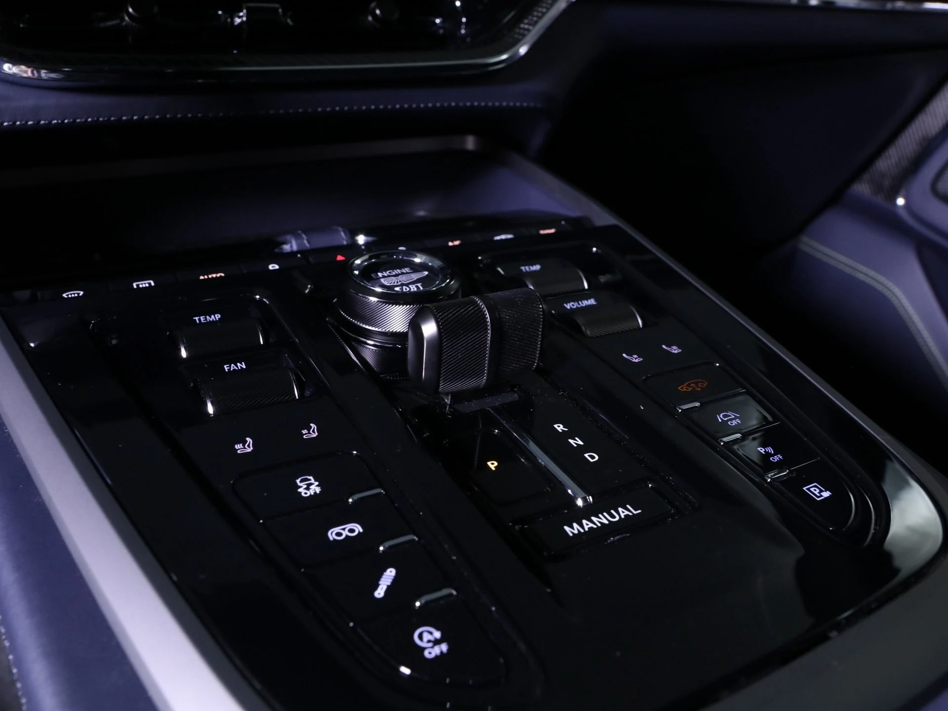 mph021_2195258105_Used_2025_Aston_Martin_DBX_707_1758482784_77b5ae0599