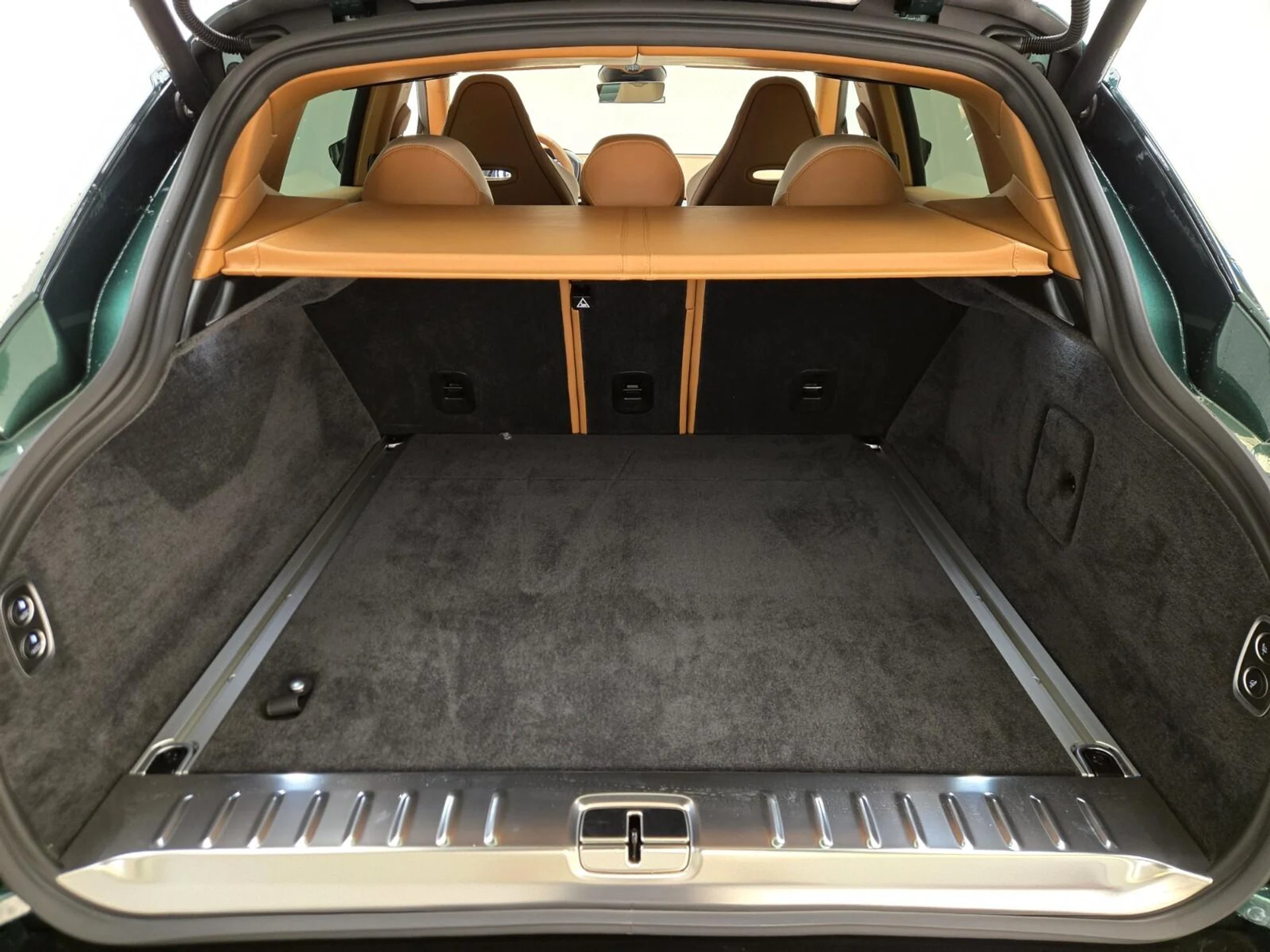 mph021_2241371427_New_2026_Aston_Martin_DBX_1767680342_7e16409739