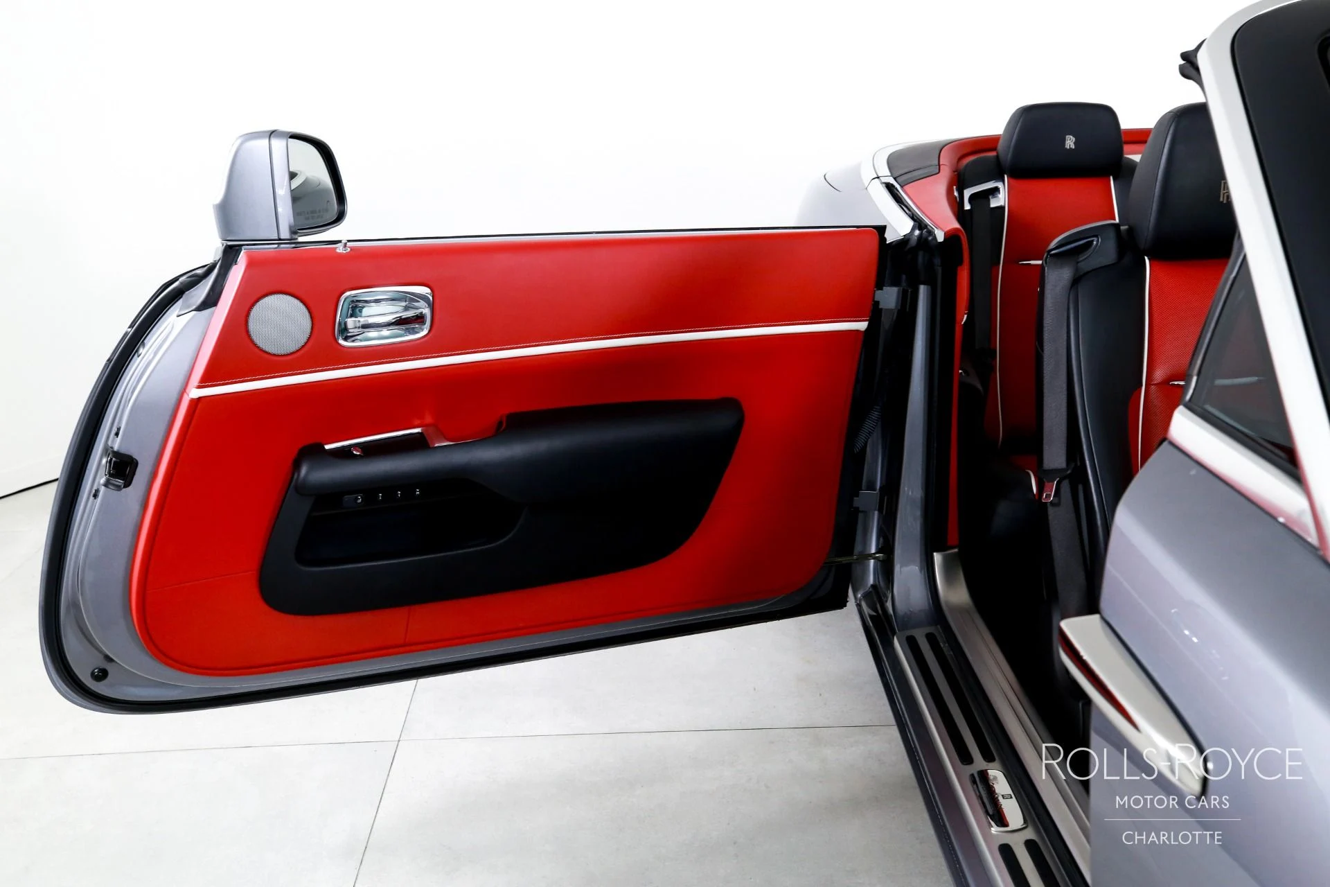 mph021_2245736195_Used_2019_Rolls_Royce_Dawn_1771363105_0f5924bb8f