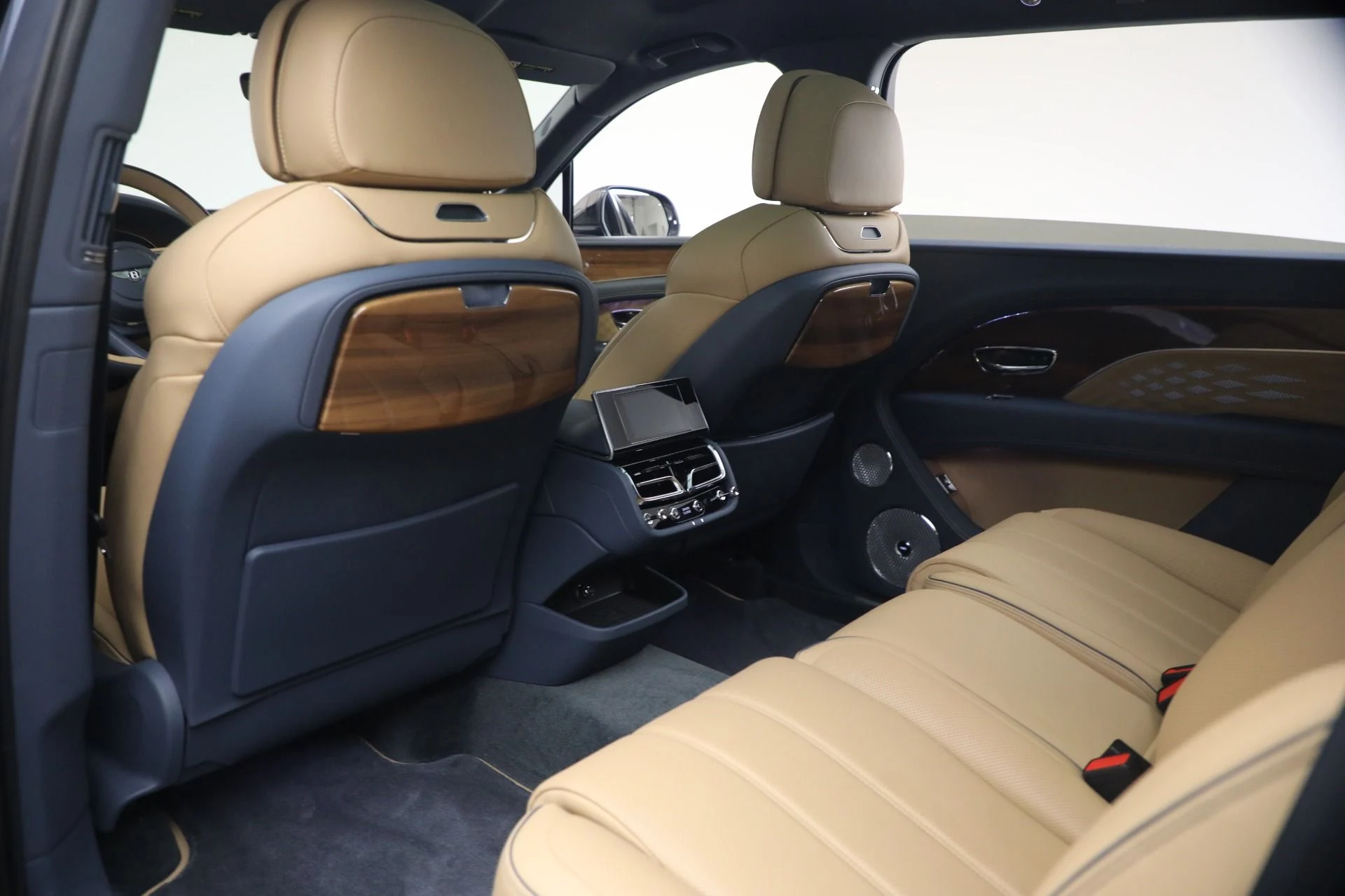 mph021_2256618220_Used_2026_Bentley_Bentayga_EWB_Azure_V8_1788463028_9d569c51f8