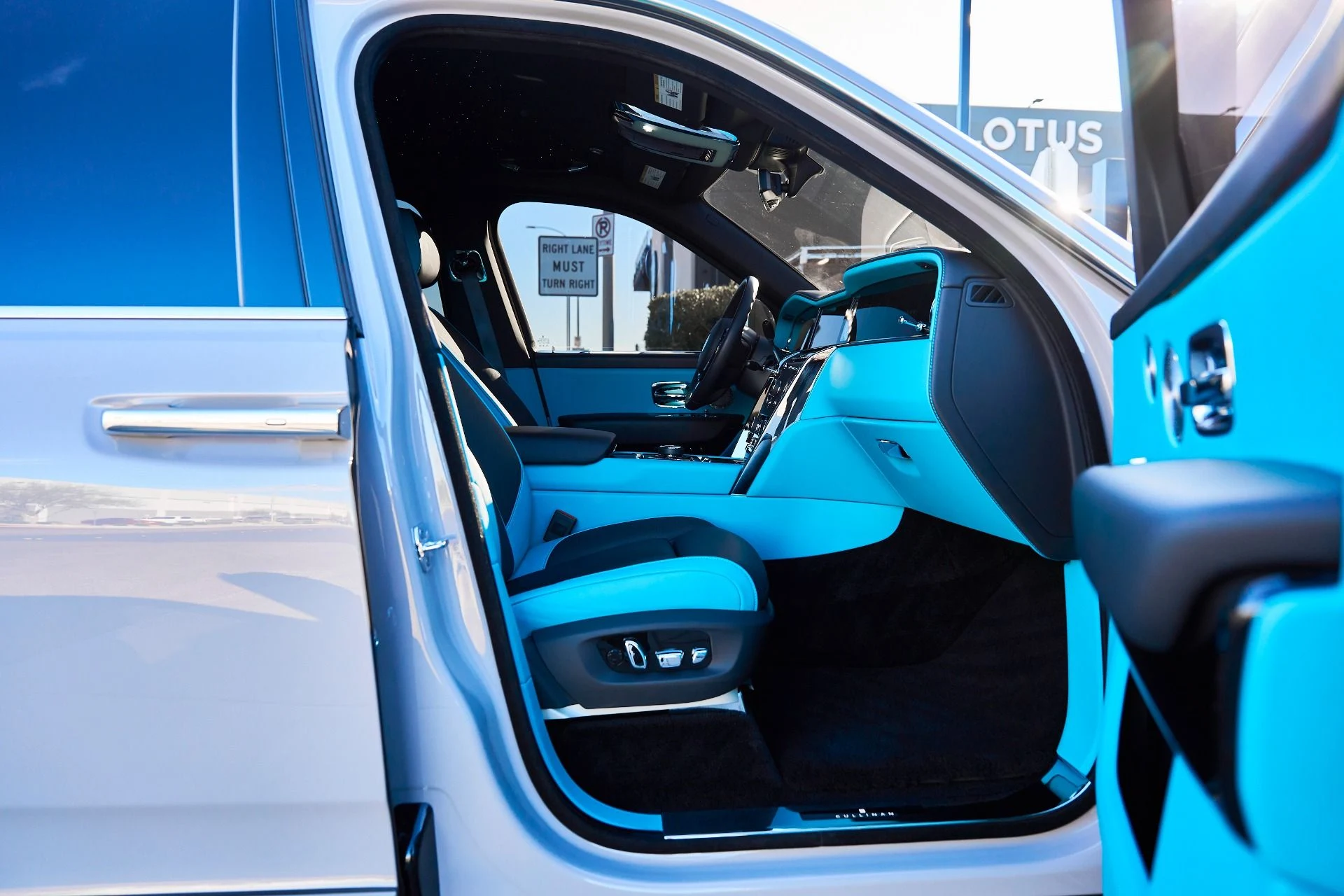 mph021_228110056_Used_2025_Rolls_Royce_Cullinan_Base_1767668744_55d6136a16