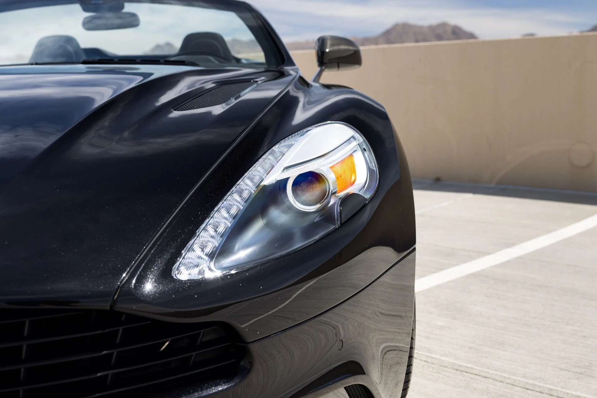 mph021_2321871150_Used_2015_Aston_Martin_Vanquish_Volante_1776978035_6c3eaaea16