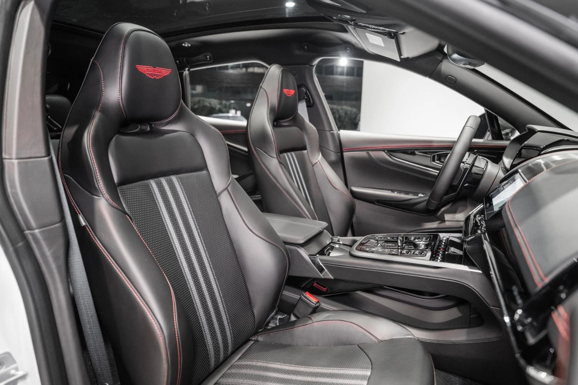 mph021_2347709528_New_2026_Aston_Martin_DBX_707_1765217762_cd00d6a5d6