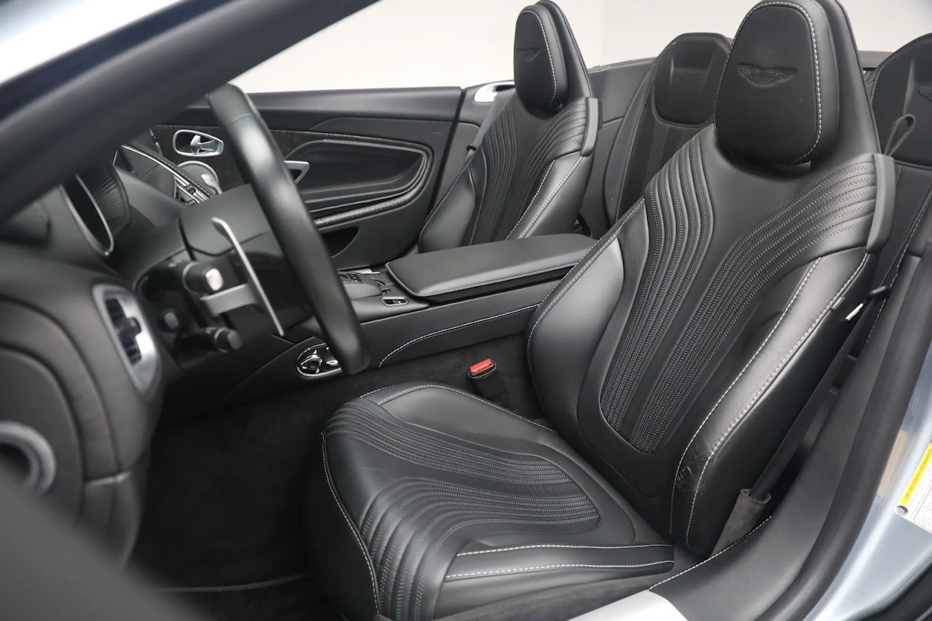 mph021_2349256363_Used_2019_Aston_Martin_DB_11_Volante_54380a33f4