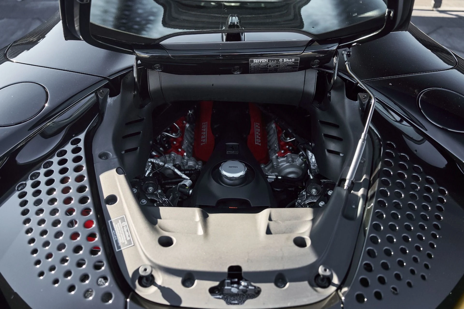 mph021_235623273_Used_2025_Ferrari_SF_90_Spider_1764059250_dbd310f76f