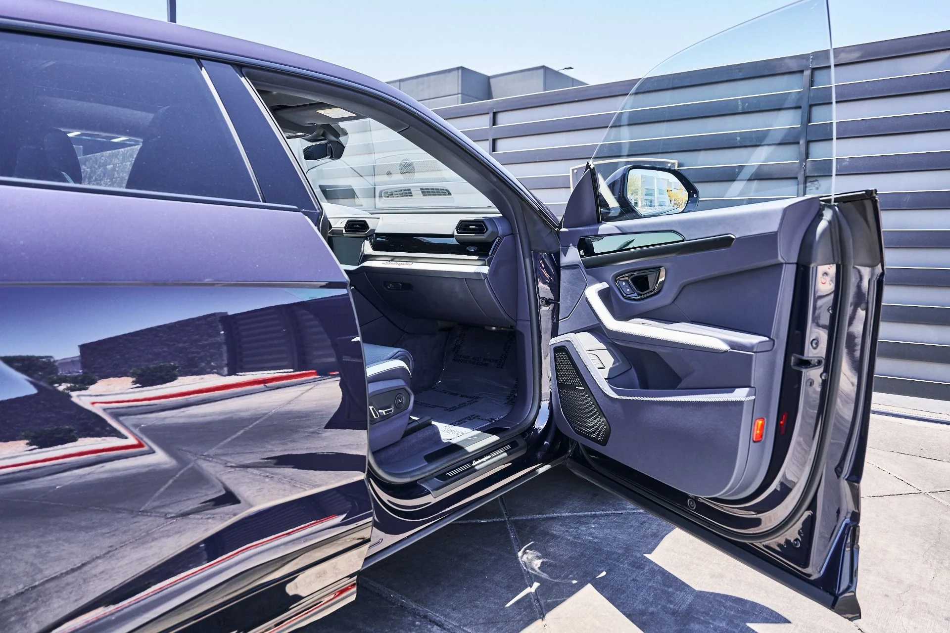 mph021_2380387269_Used_2025_Lamborghini_Urus_SE_1780417762_ae3075f865