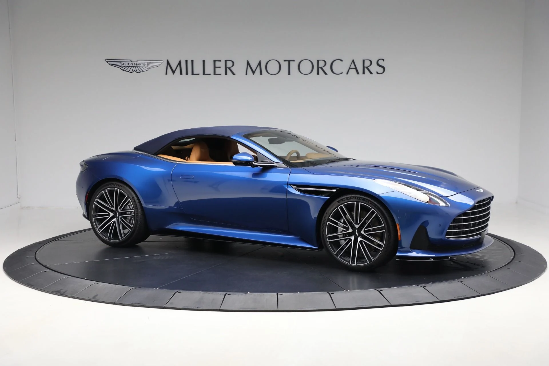 mph021_2397499235_New_2025_Aston_Martin_DB_12_Volante_166c38ff2a