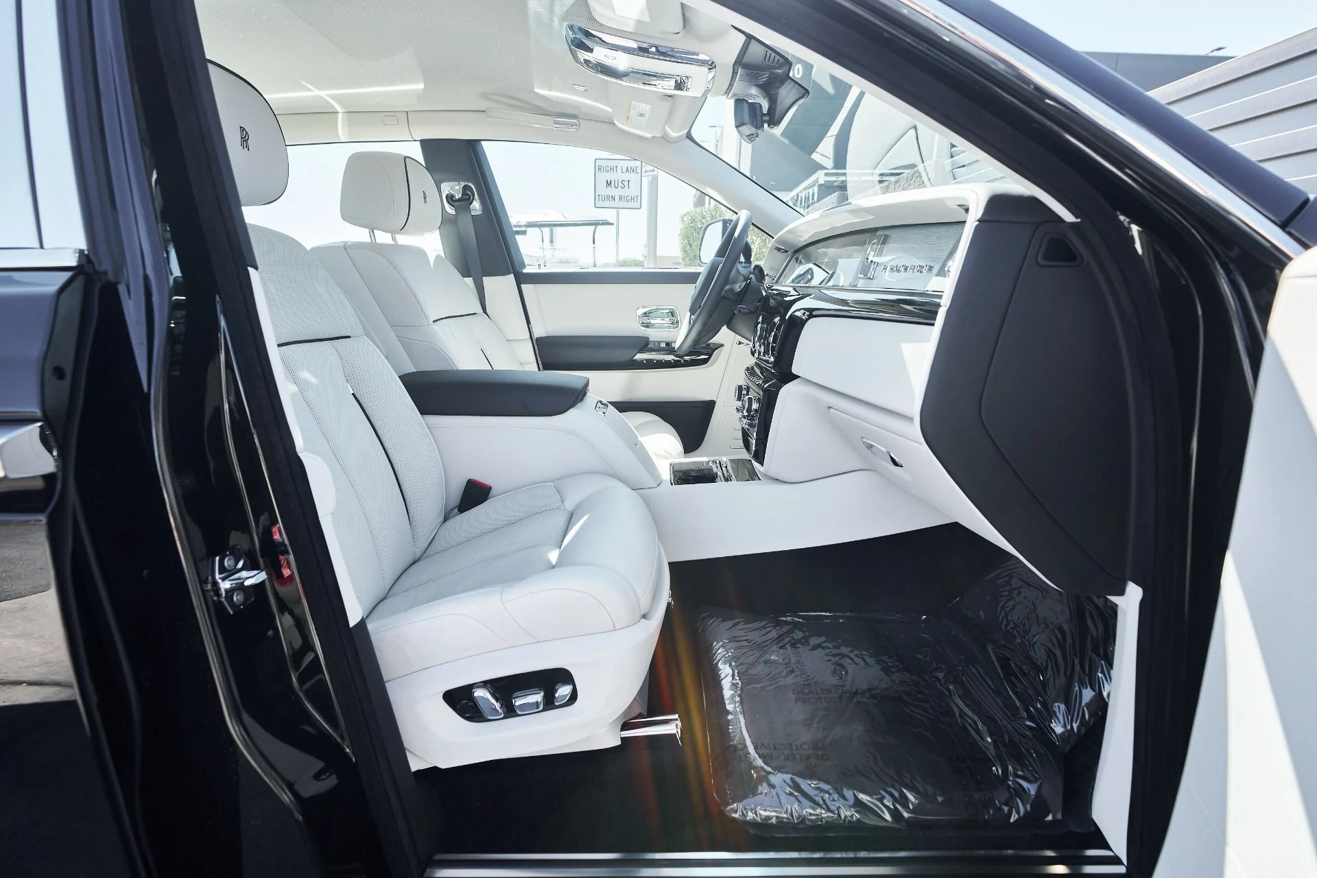 mph021_2402800649_Used_2025_Rolls_Royce_Phantom_Base_1759898830_6554400740