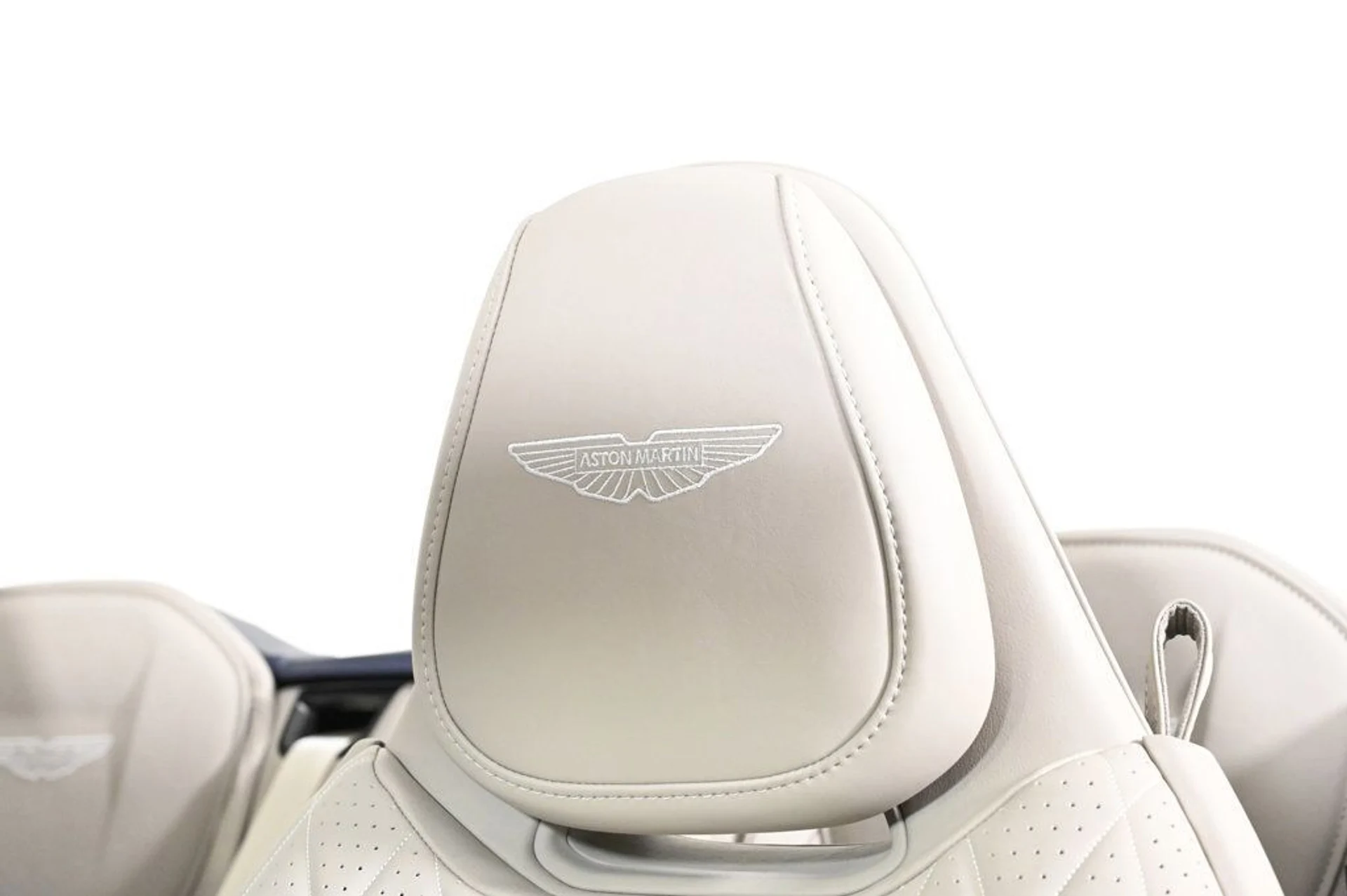 mph021_2426239345_used_2024_aston_martin_db12_volante_11350_22946063_21_1024_afe809ad1a