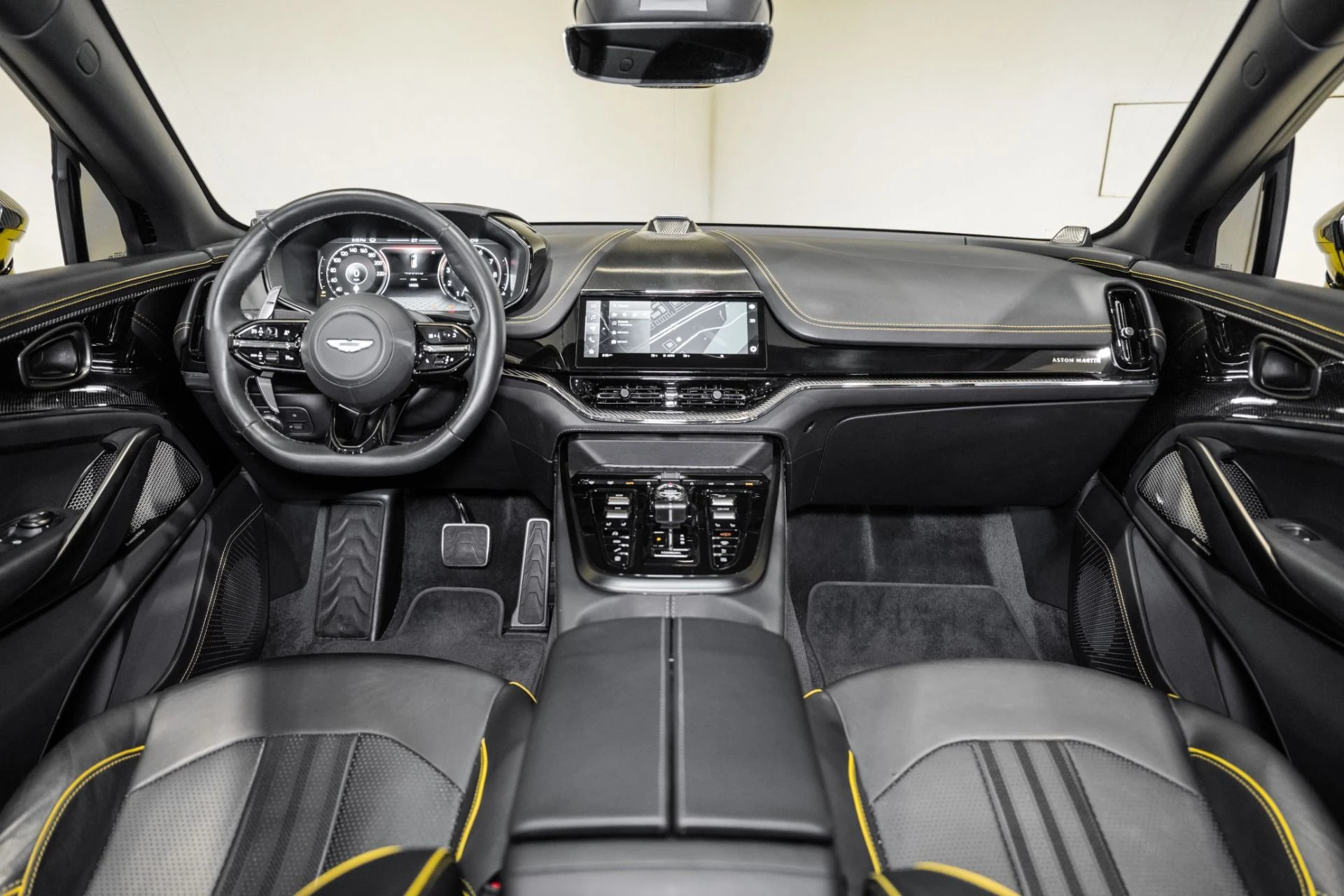 mph021_2429256992_Used_2025_Aston_Martin_DBX_707_1763828543_cb1ac12282