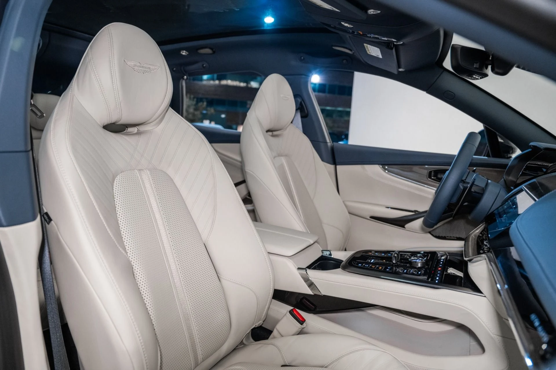 mph021_246400512_Used_2025_Aston_Martin_DBX_707_1734711890_1f10b8a0f1