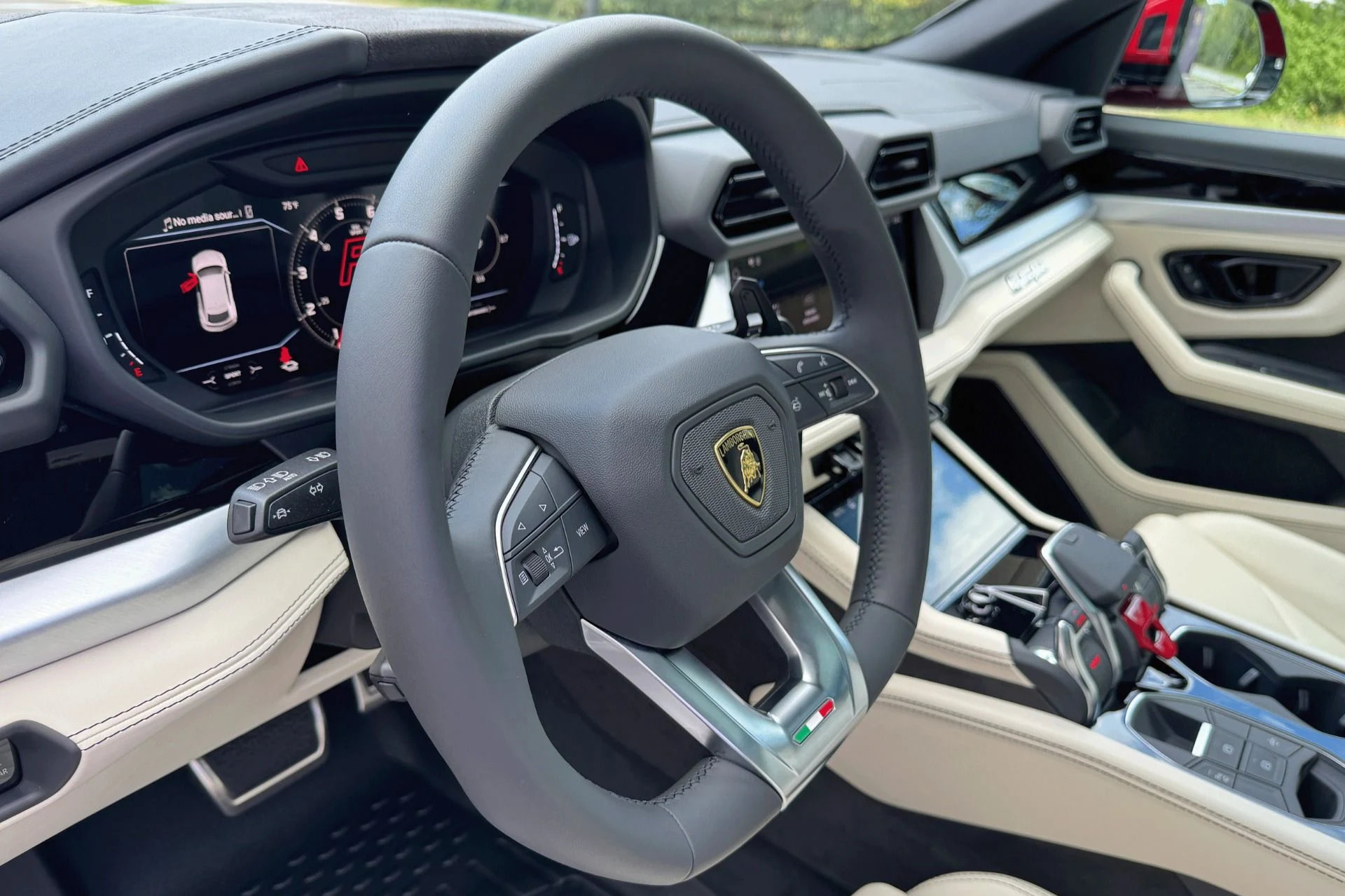 mph021_2488716572_Used_2025_Lamborghini_Urus_SE_1764805383_b885055086