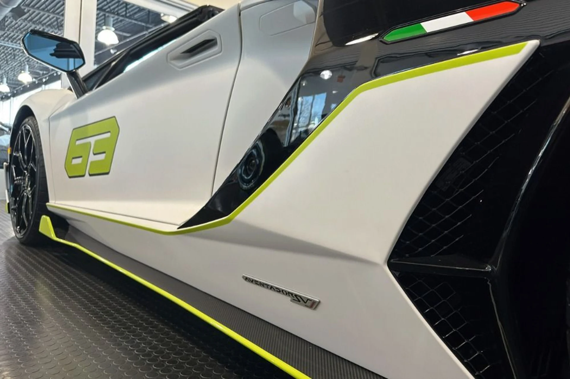 mph021_2533400580_Used_2021_Lamborghini_Aventador_LP_770_4_SVJ_1765888214_1e6003b399