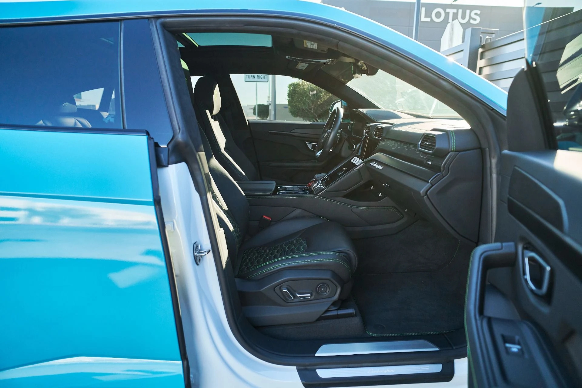 mph021_2545155963_Used_2021_Lamborghini_Urus_1765854462_8edf714039