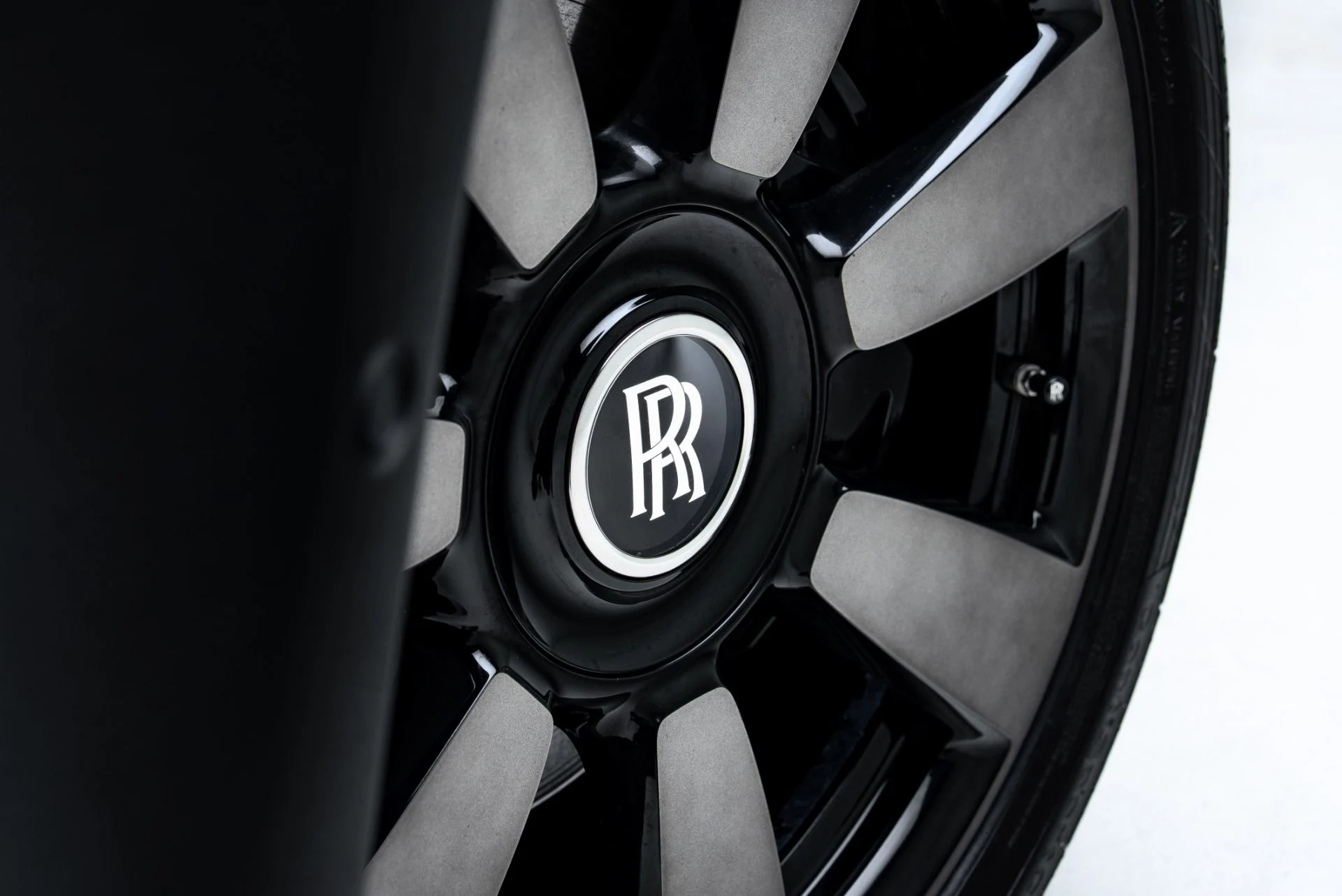 mph021_2552486838_Used_2023_Rolls_Royce_Cullinan_1777310585_984ea0a79c