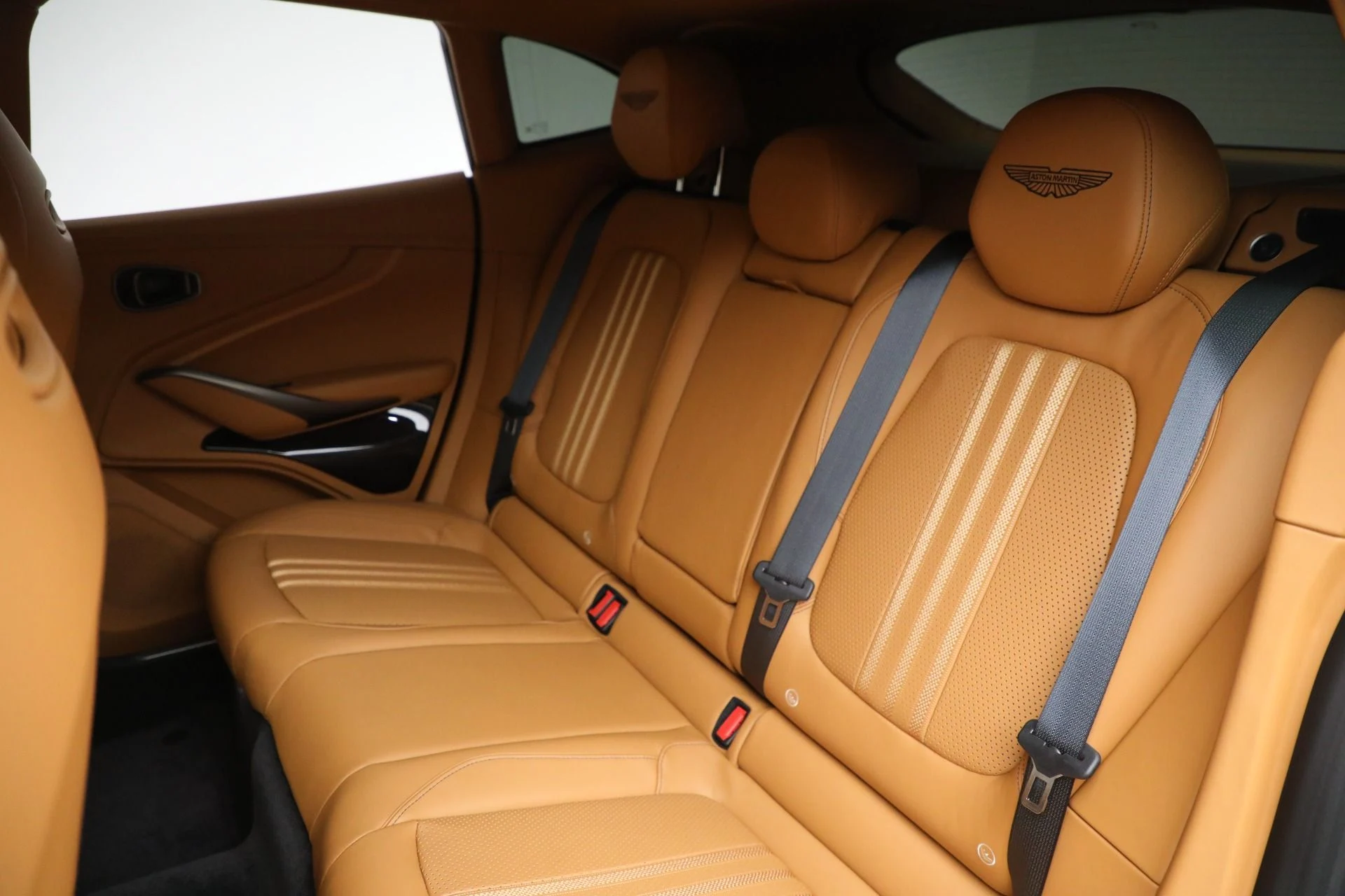 mph021_2557000876_New_2025_Aston_Martin_DBX_707_707_538fc1d519