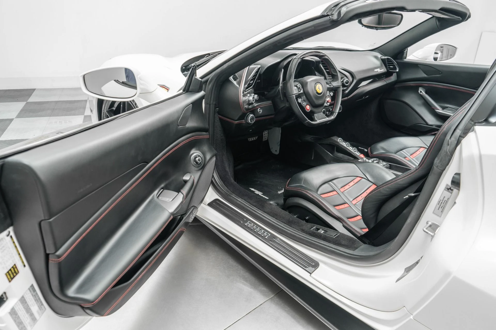 mph021_2560413186_Used_2018_Ferrari_488_Spider_1783615982_5aa019bb57