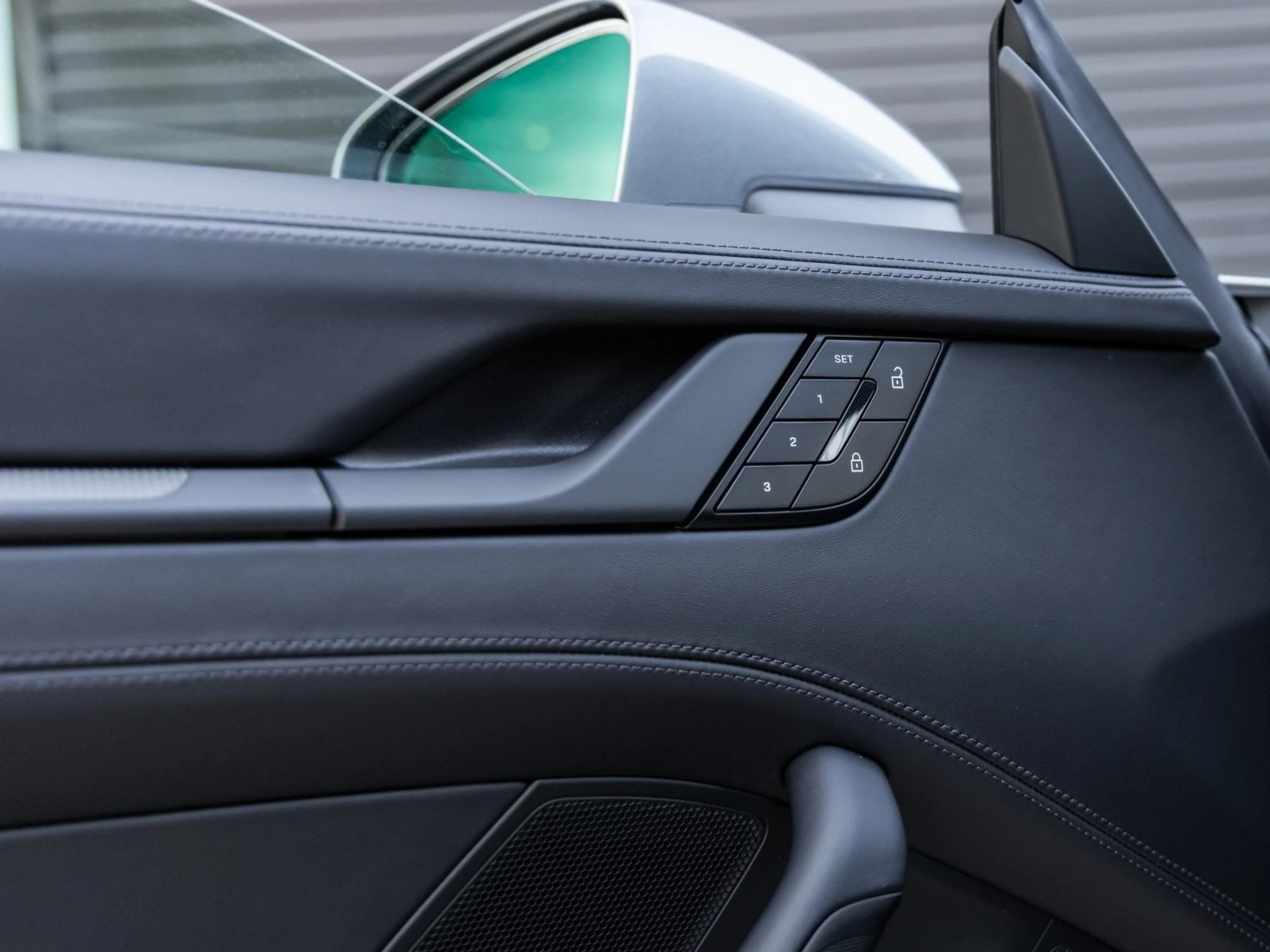 mph021_2564090936_22_19f291d082