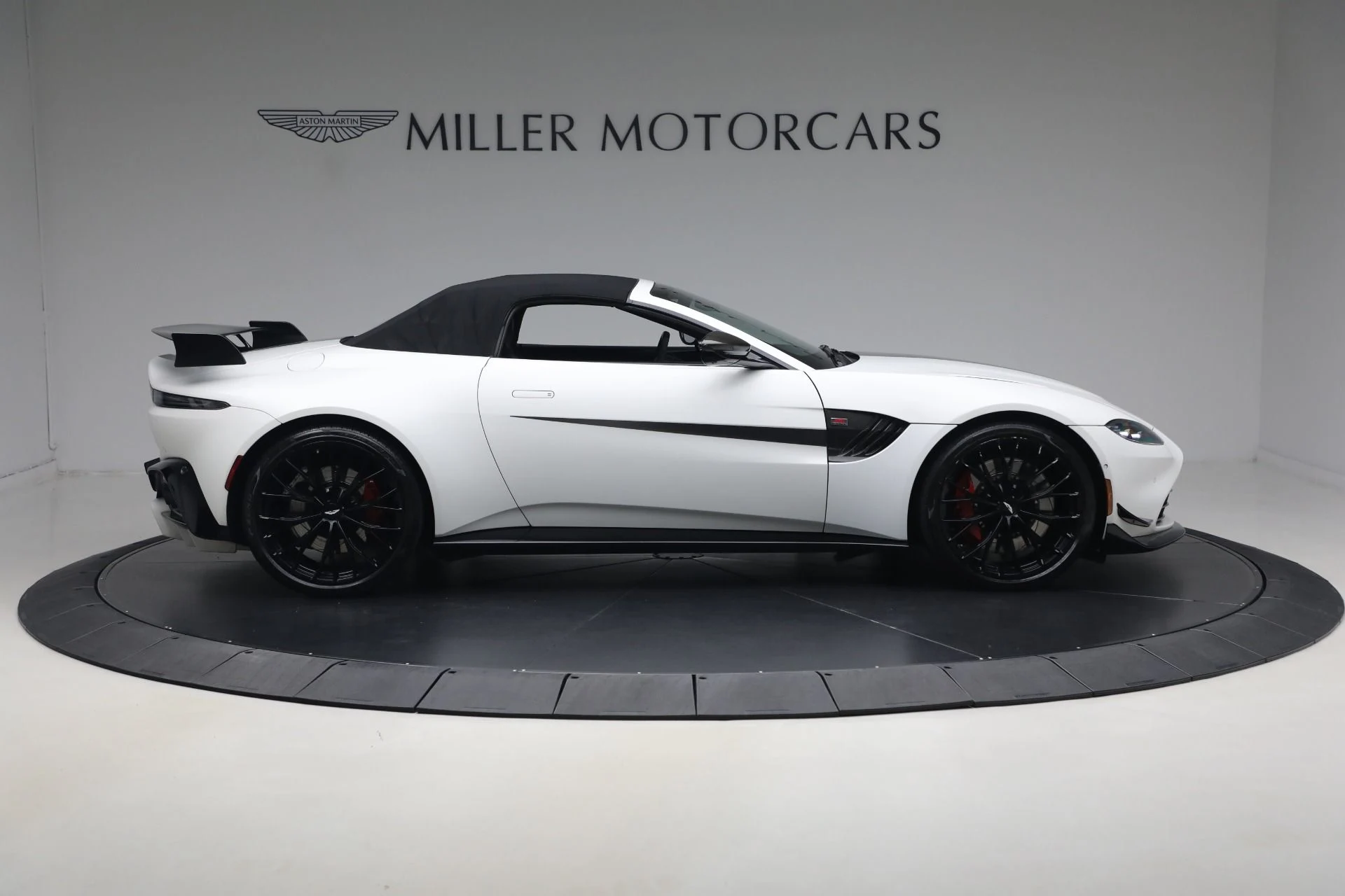 mph021_2616451233_Used_2023_Aston_Martin_Vantage_F1_Edition_1784727117_40a435b1a5