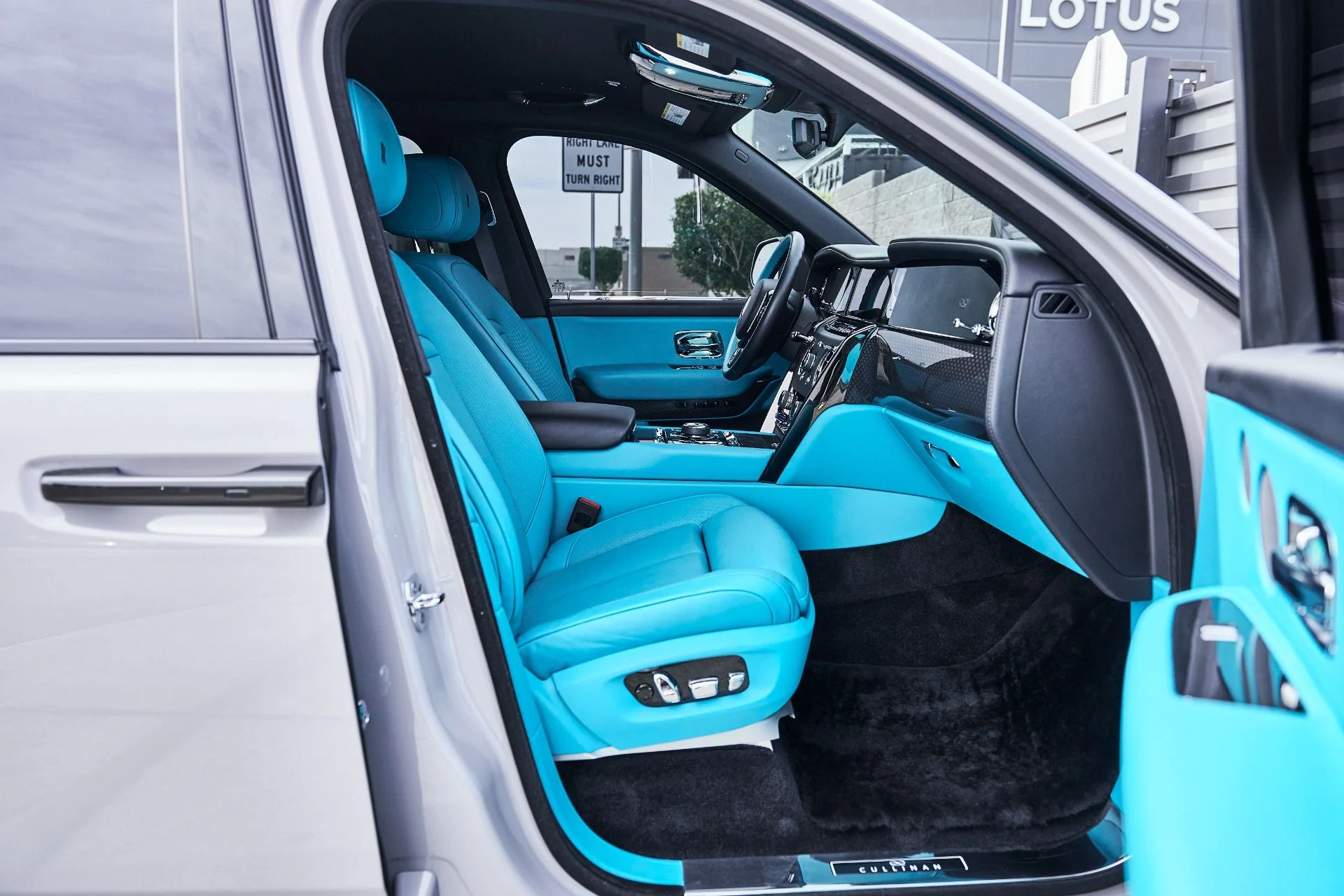 mph021_2618964573_Used_2025_Rolls_Royce_Cullinan_Black_Badge_1774912468_2e025f8261