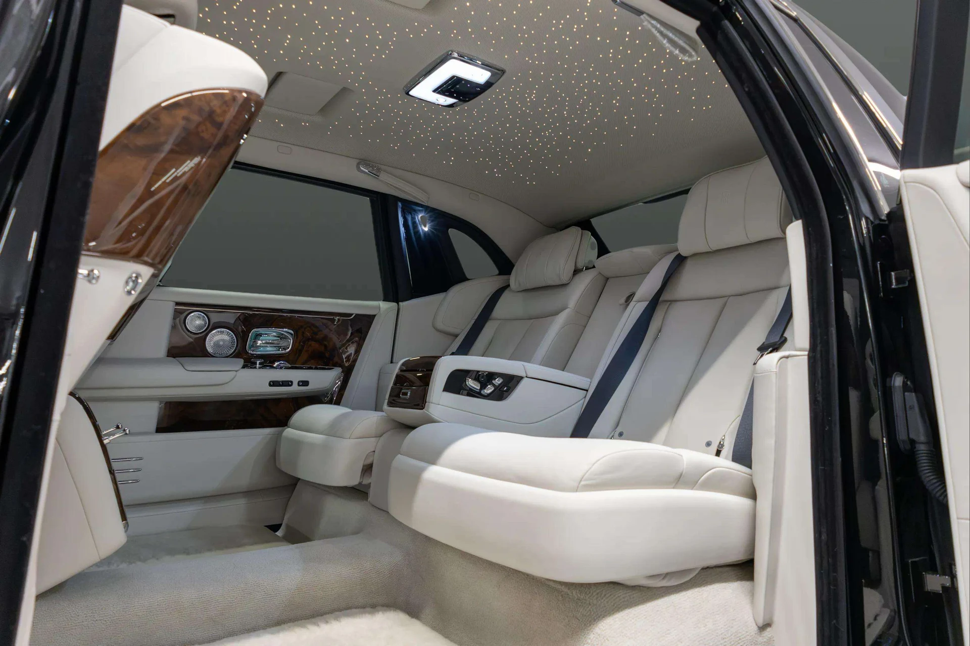 mph021_2631482054_023b1ac4_40b5_45ae_9b93_013dbfb945b4_202420_Rolls_Royce20_Phantom20_Extended20_Wheelbase2028_SCATT_8_C02_RU_22331429_21_1f54c258e3