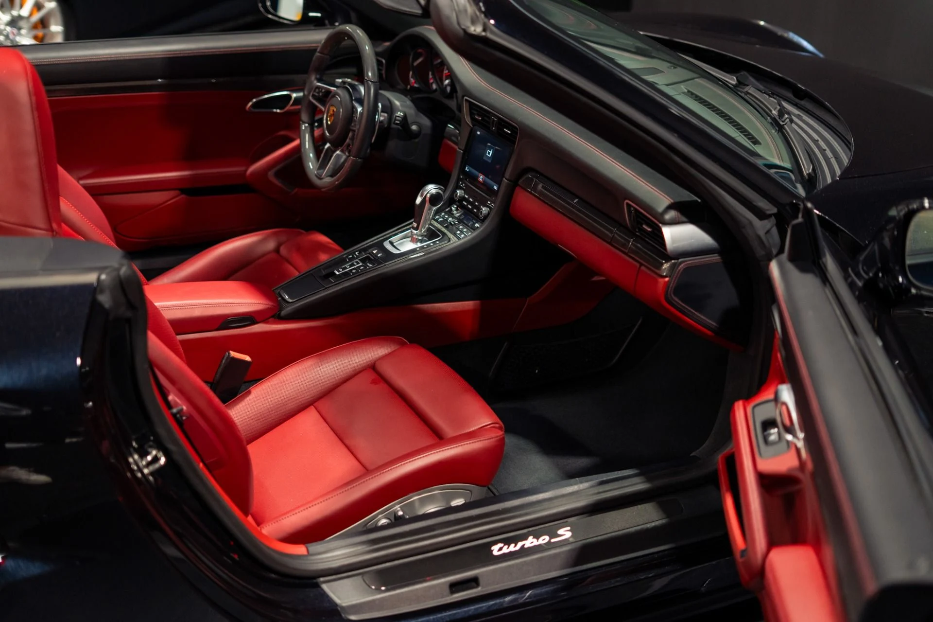 mph021_2632505122_Used_2017_Porsche_911_Turbo_S_Cabriolet_1784648964_1505340a7f