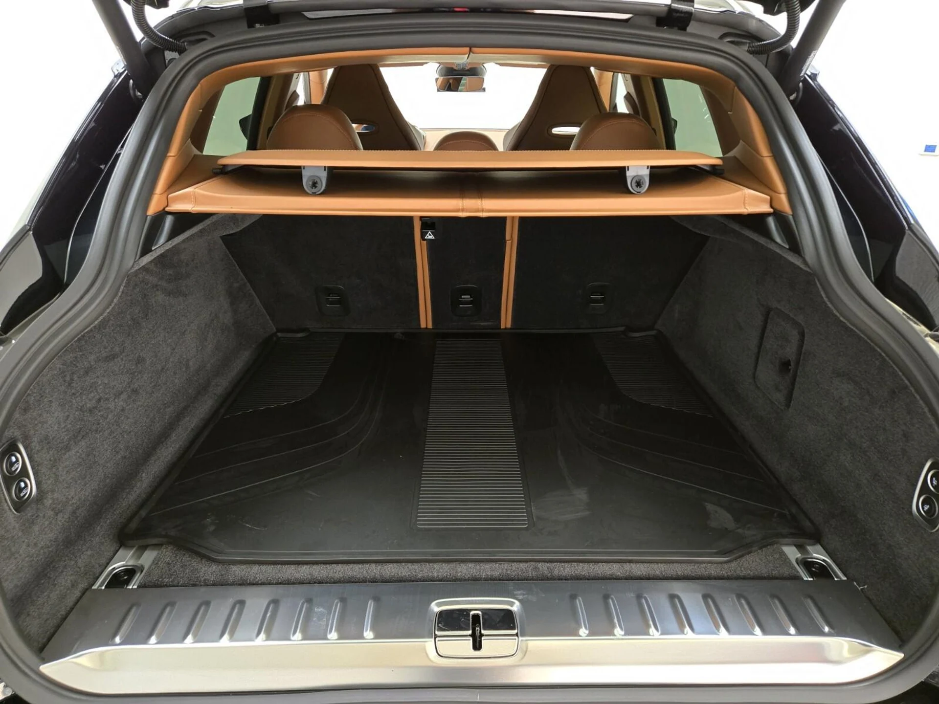 mph021_2639041772_New_2026_Aston_Martin_DBX_707_1761716900_146ae5da10