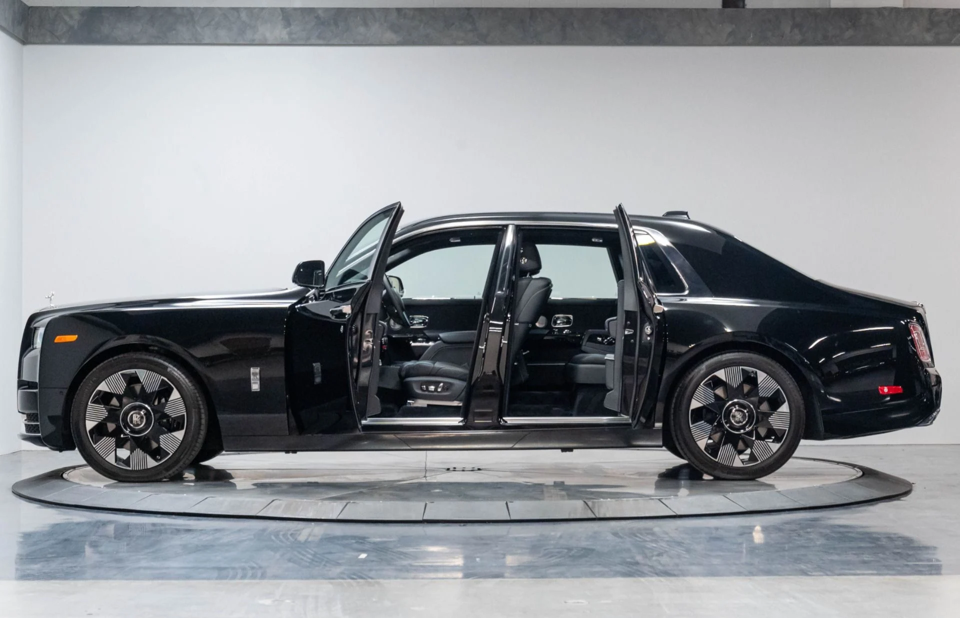 mph021_2647932454_Used_2024_Rolls_Royce_Phantom_1786998181_3c450fbeb3