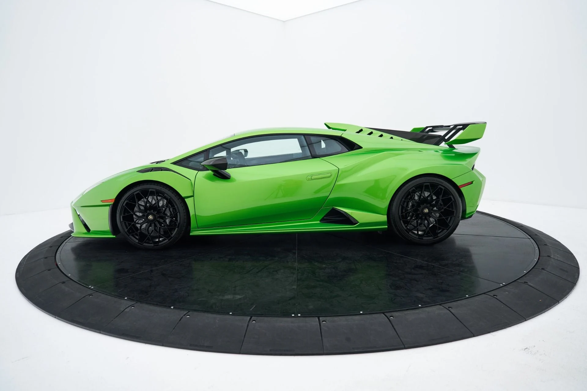 mph021_2654109160_Used_2024_Lamborghini_Huracan_STO_Base_1793231412_2f560d7fcb